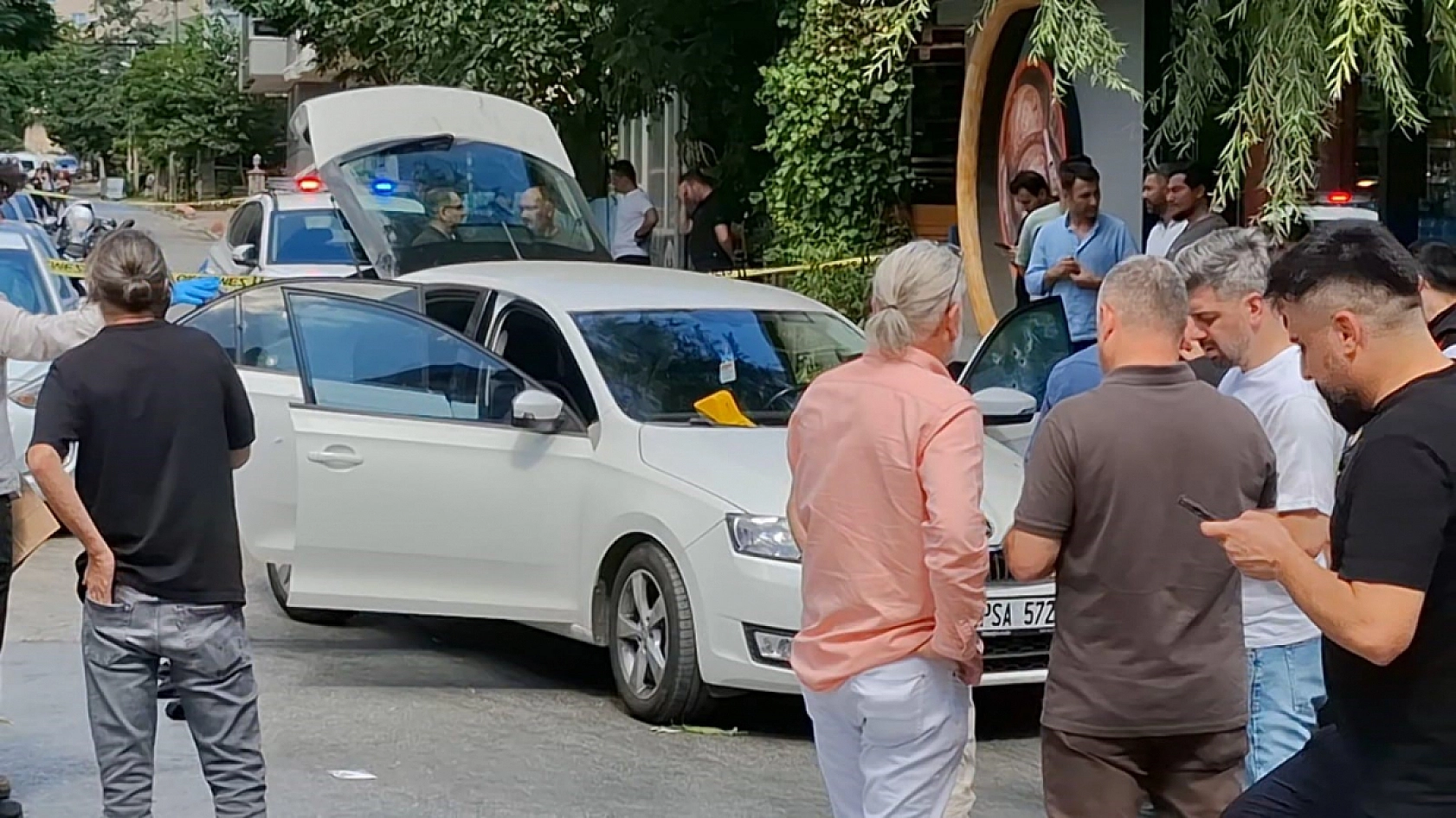 Seyir halindeki otomobile silahlı saldırı: 1 ölü