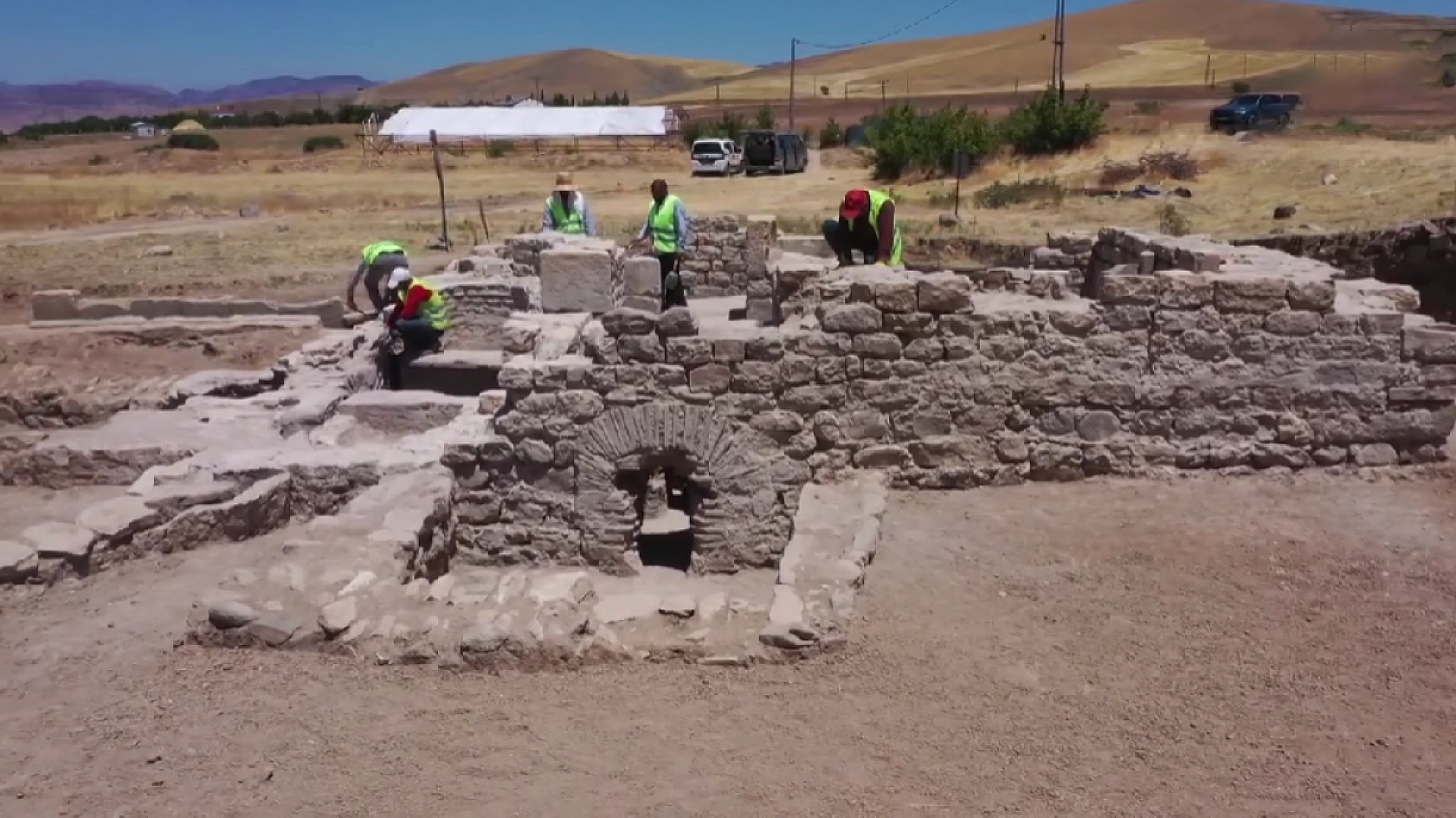 Elazığ'da fidan dikerken 1700 yıllık sır ortaya çıktı! Arkeologlar şoke oldu