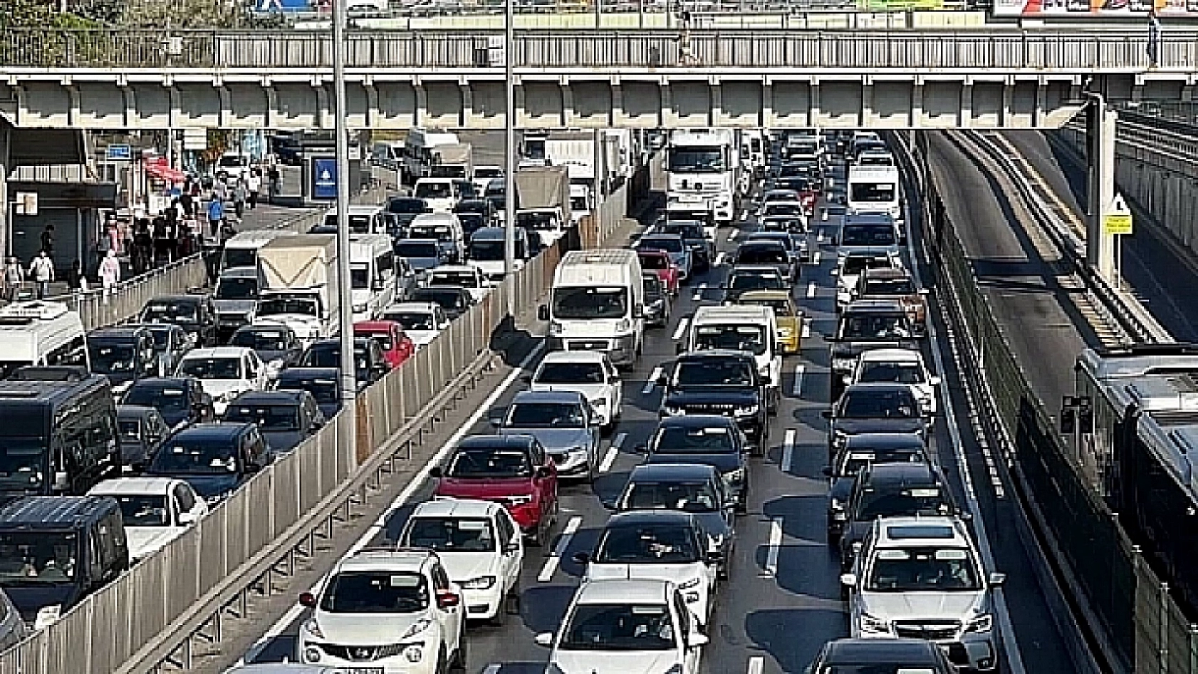 Milyonlarca ehliyet sahiplerini ilgilendiriyor! Önemli düzenlemeler yolda