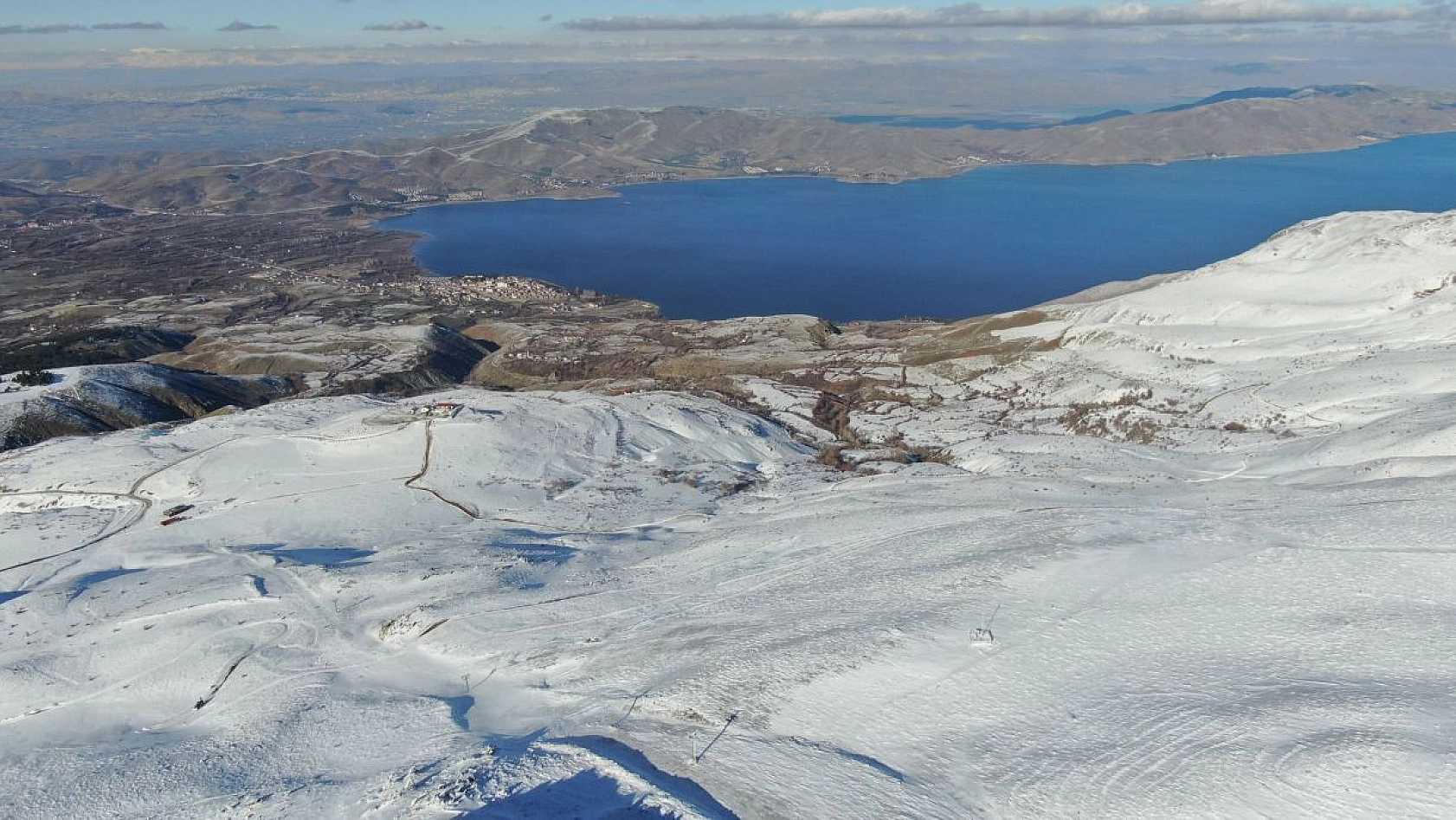 Göl manzaralı kayak merkezi sezona hazırlanıyor