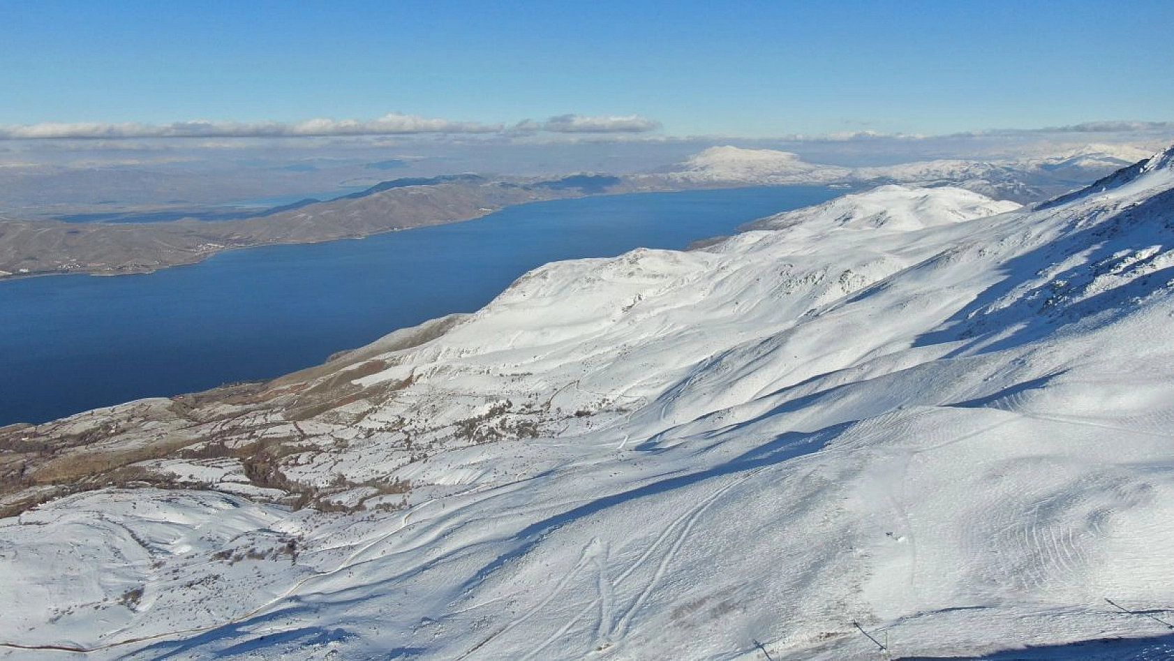 Göl manzaralı kayak merkezi sezona hazırlanıyor