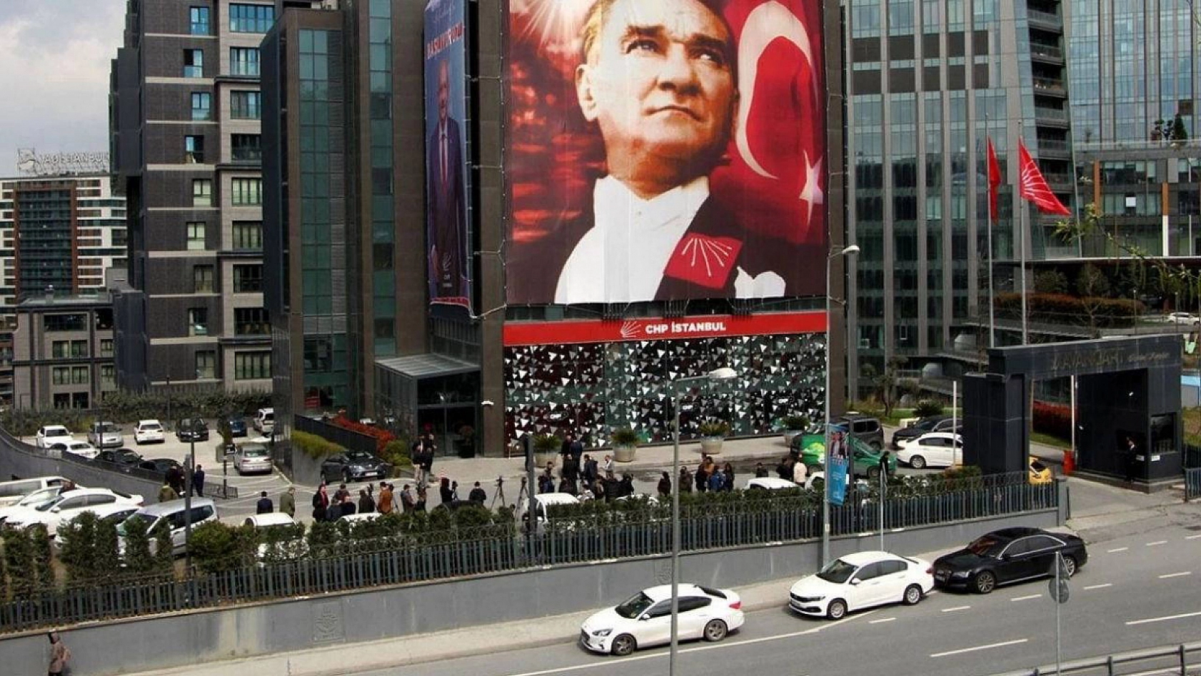CHP'den sürpriz karar: İstanbul İl Başkanlığı binası kapatıldı