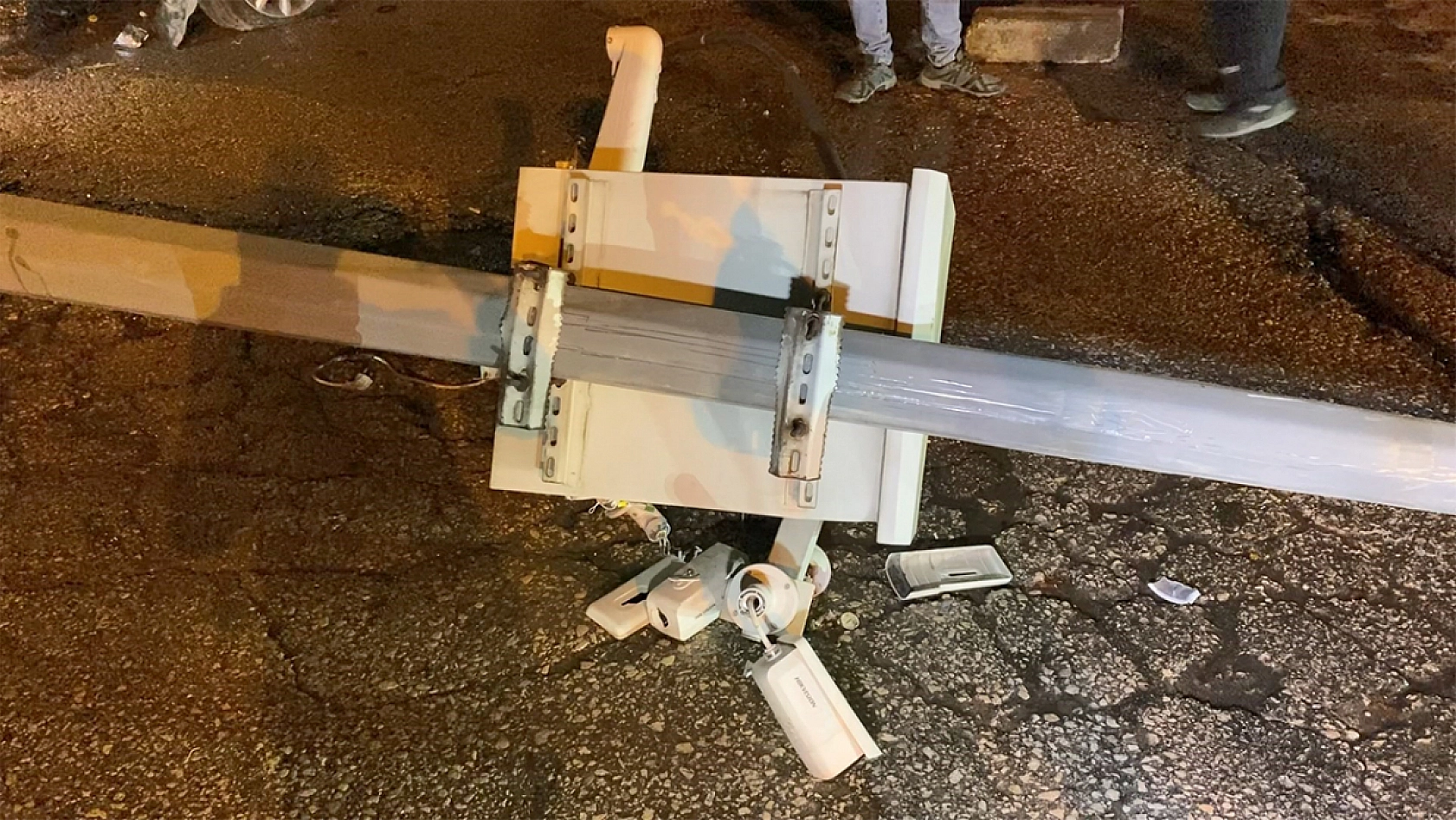 Motosikletle çarpışan otomobil direği devirdi: 5 yaralı