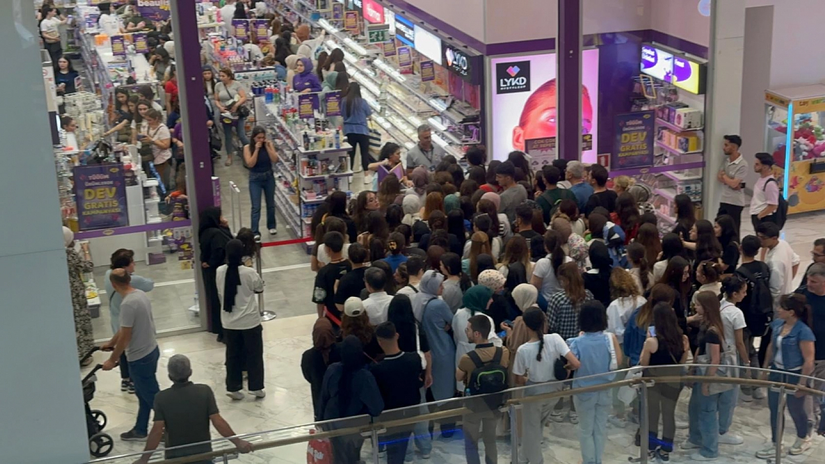 Elazığ'da Ulusal Bir Mağazanın Yaptığı Yüzde 70 İndirimi Duyan Gençler Kendilerini Kaybetti