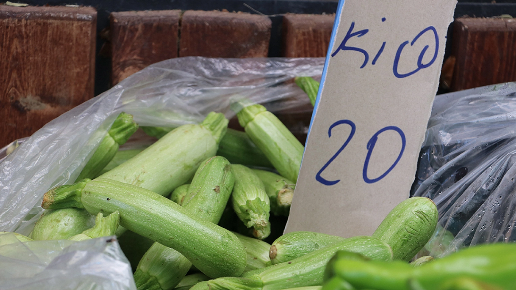 Ürünler neredeyse bedava, pazarda müşteri yok