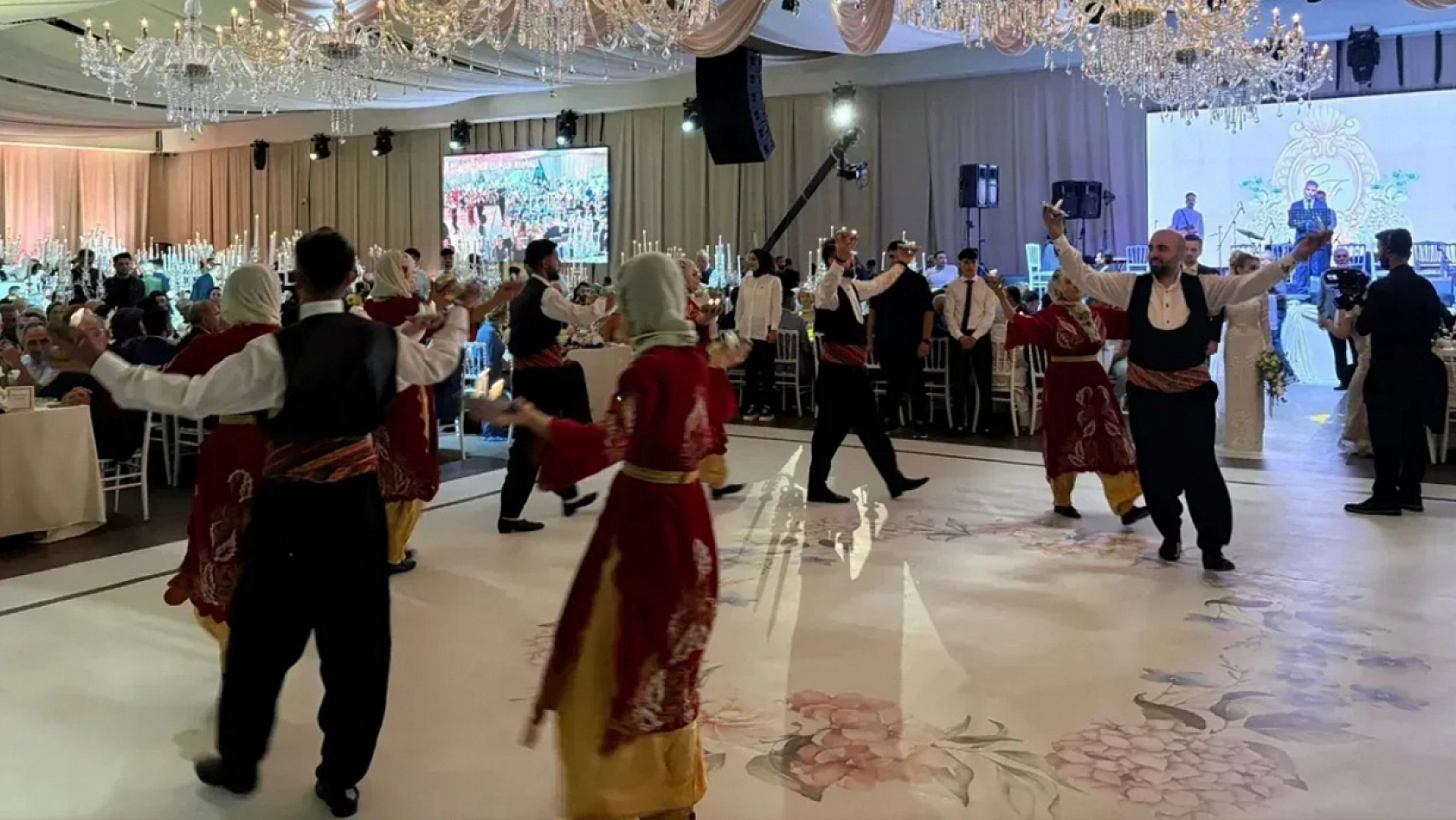 Elazığ'da tarihi düğün: Çayda Çıra gösterisiyle taçlanan geceye 3 bin davetli katıldı