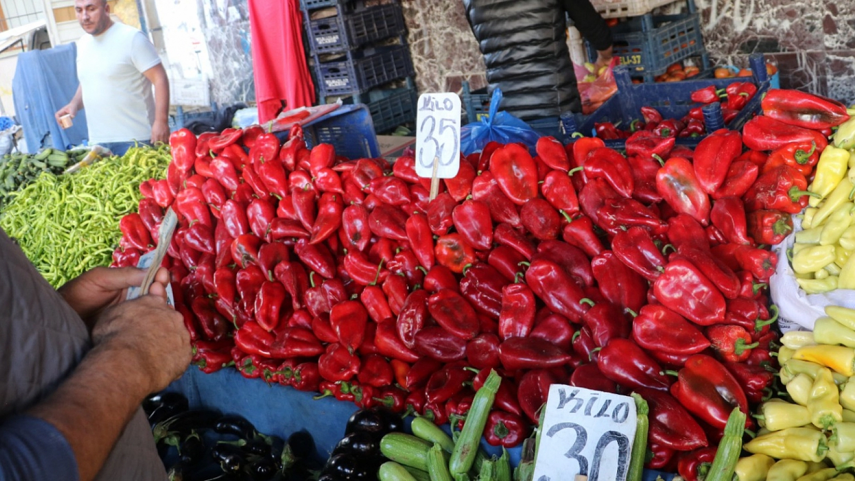 Elazığ'da fiyatları duyan pazara koşuyor