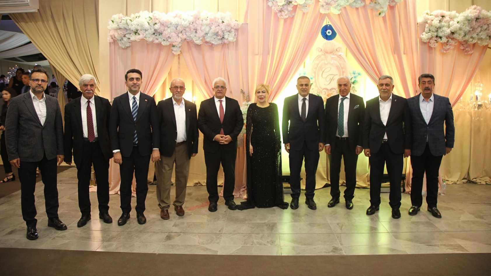 Elazığ'da tarihi düğün: Çayda Çıra gösterisiyle taçlanan geceye 3 bin davetli katıldı