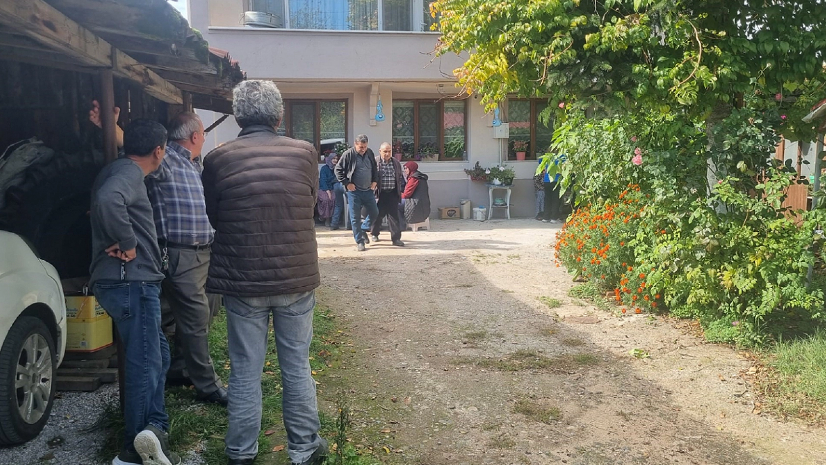 Bir kişi evinde tüfekle vurulmuş halde bulundu