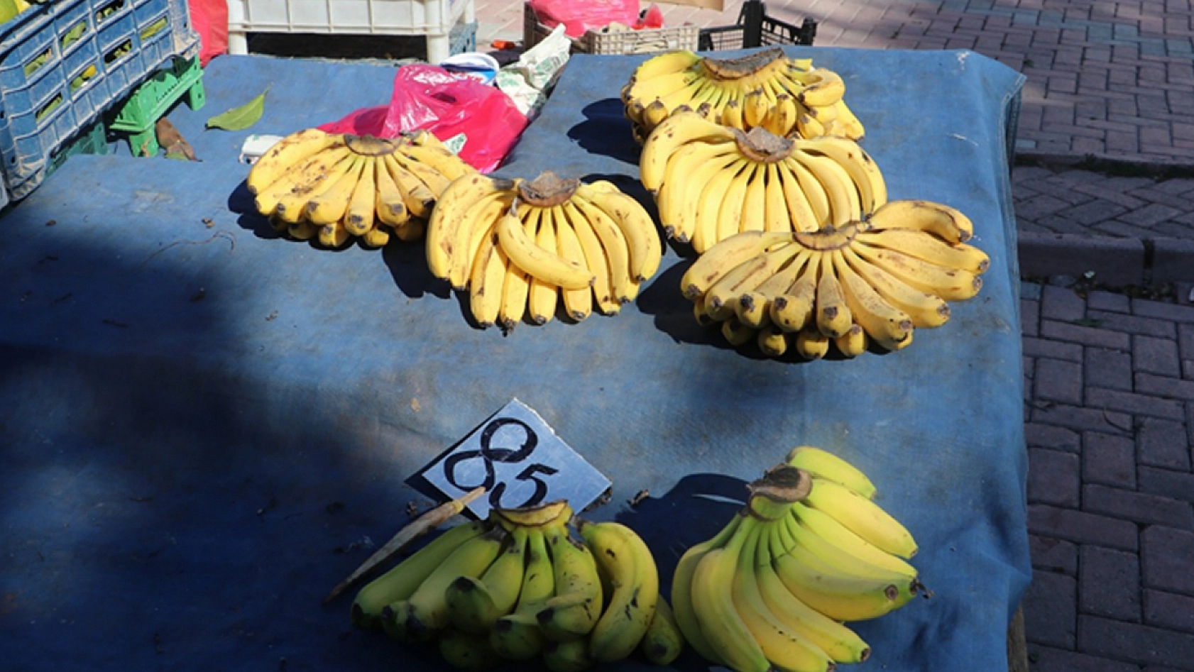 Elazığ'da fiyatları duyan pazara koşuyor