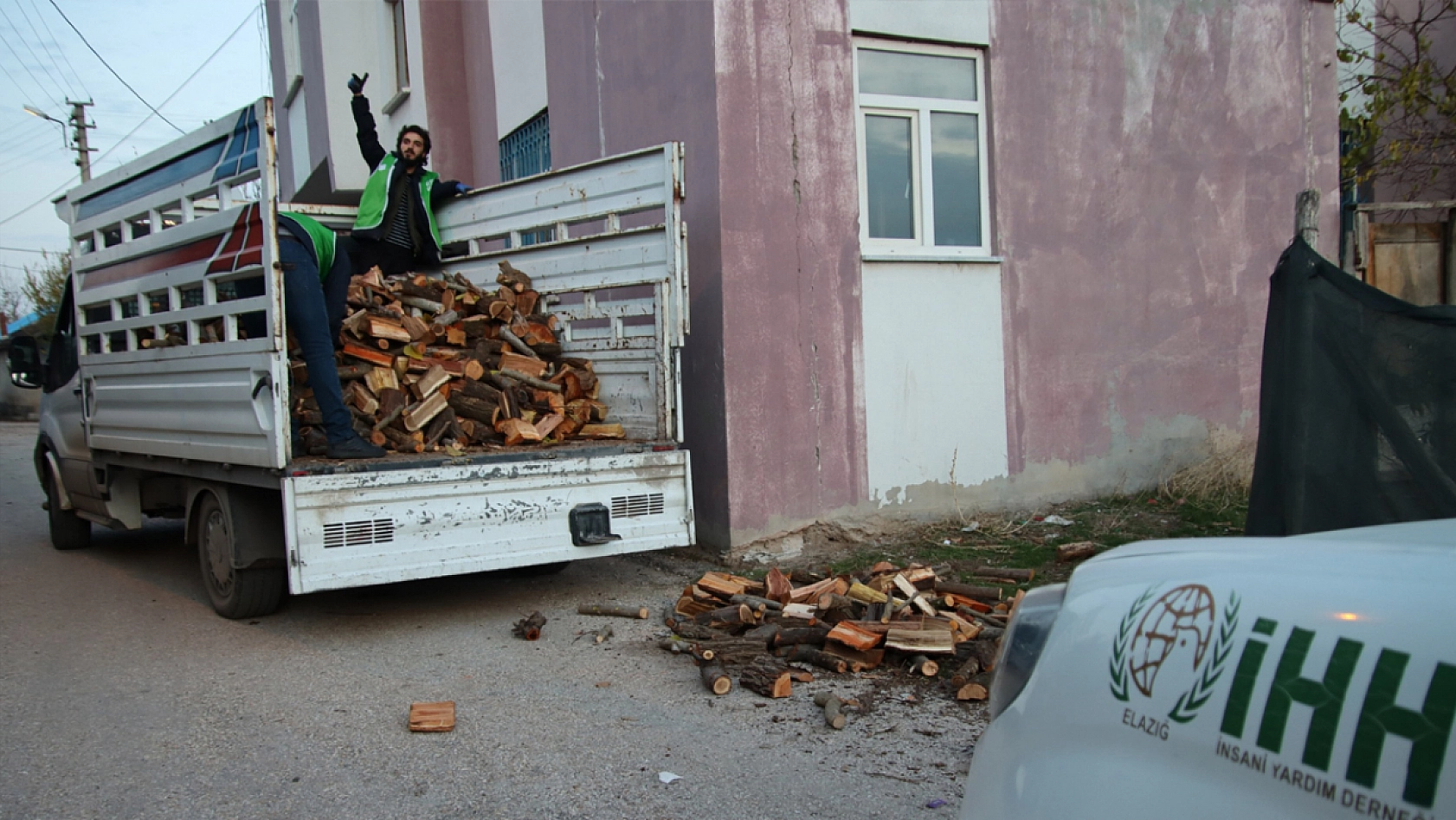 Elazığ İHH'dan 300 aileye yakacak yardımı