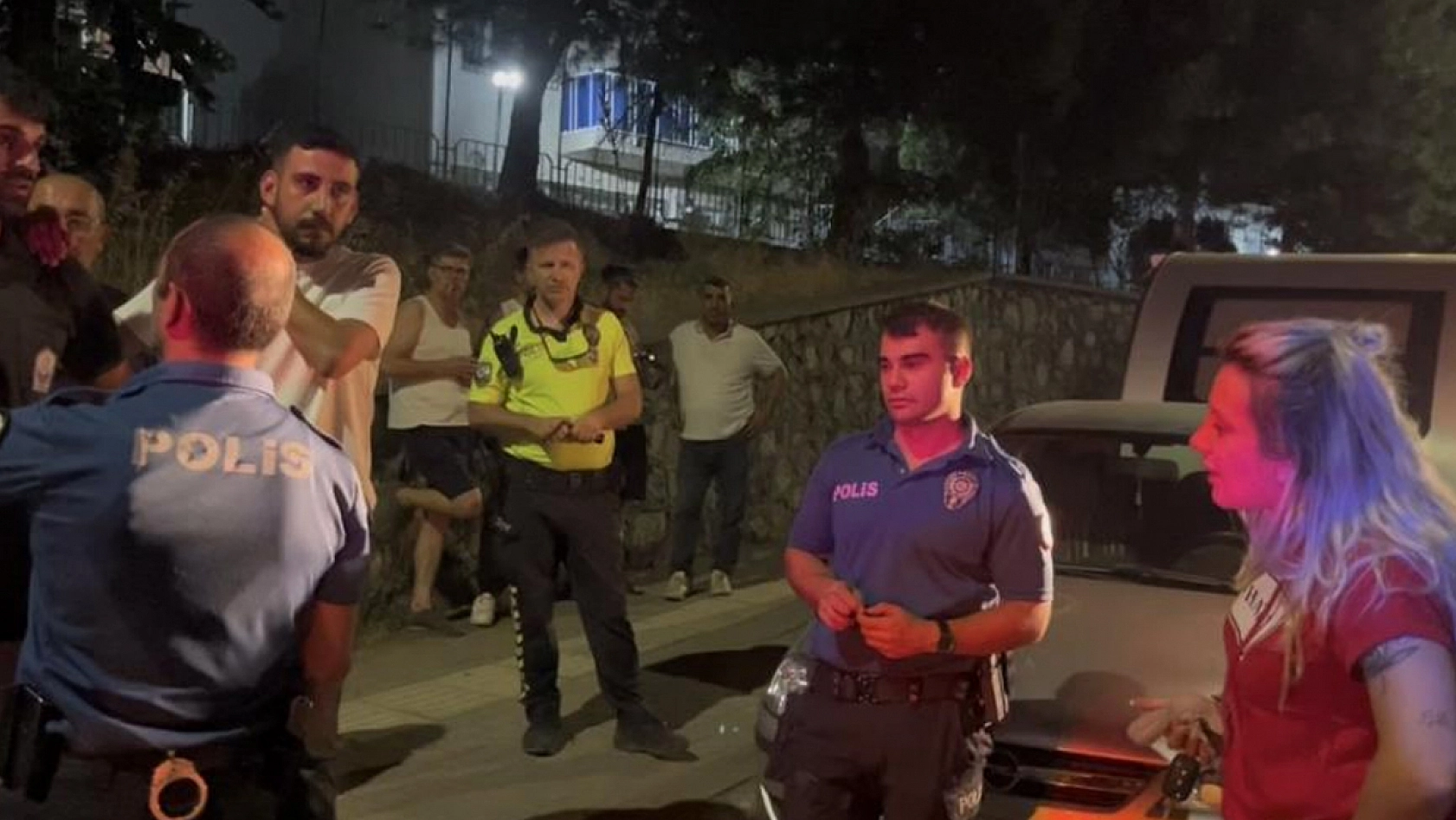 Mahalleyi savaş alanına çevirdi, alkollü kadın sürücü karıştığı kazayı unuttu