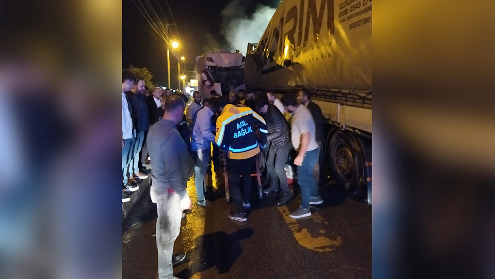 İki tır kafa kafaya çarpıştı: 2 yaralı