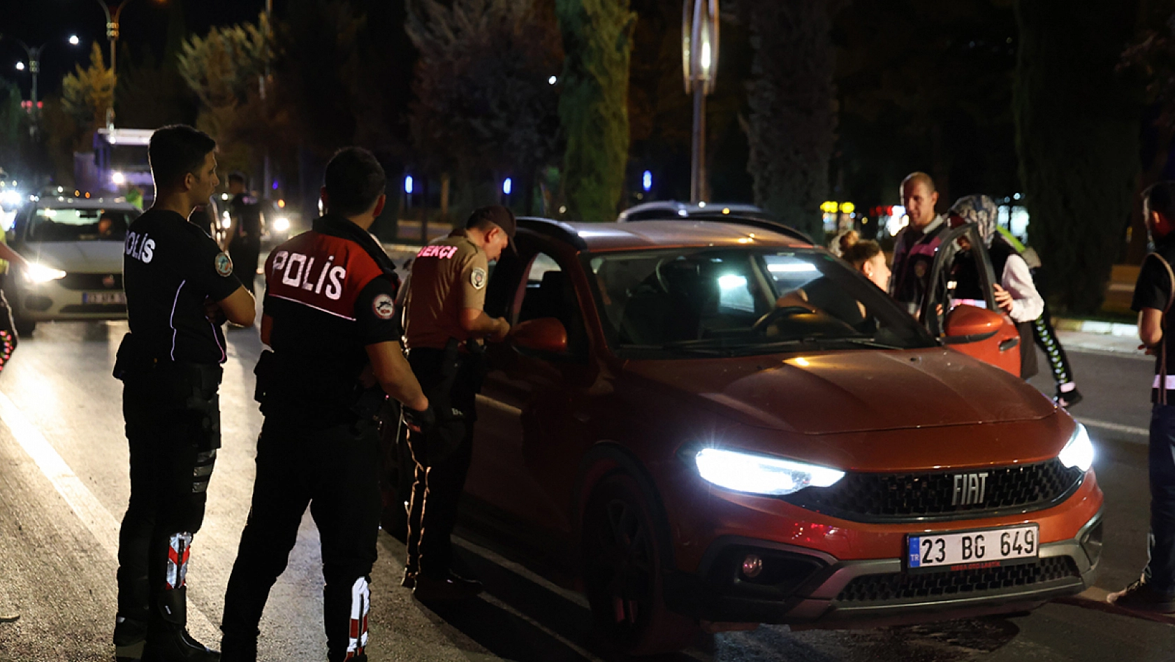 Elazığ'da geniş kapsamlı asayiş uygulaması: Yüzlerce araç ve işletme denetlendi