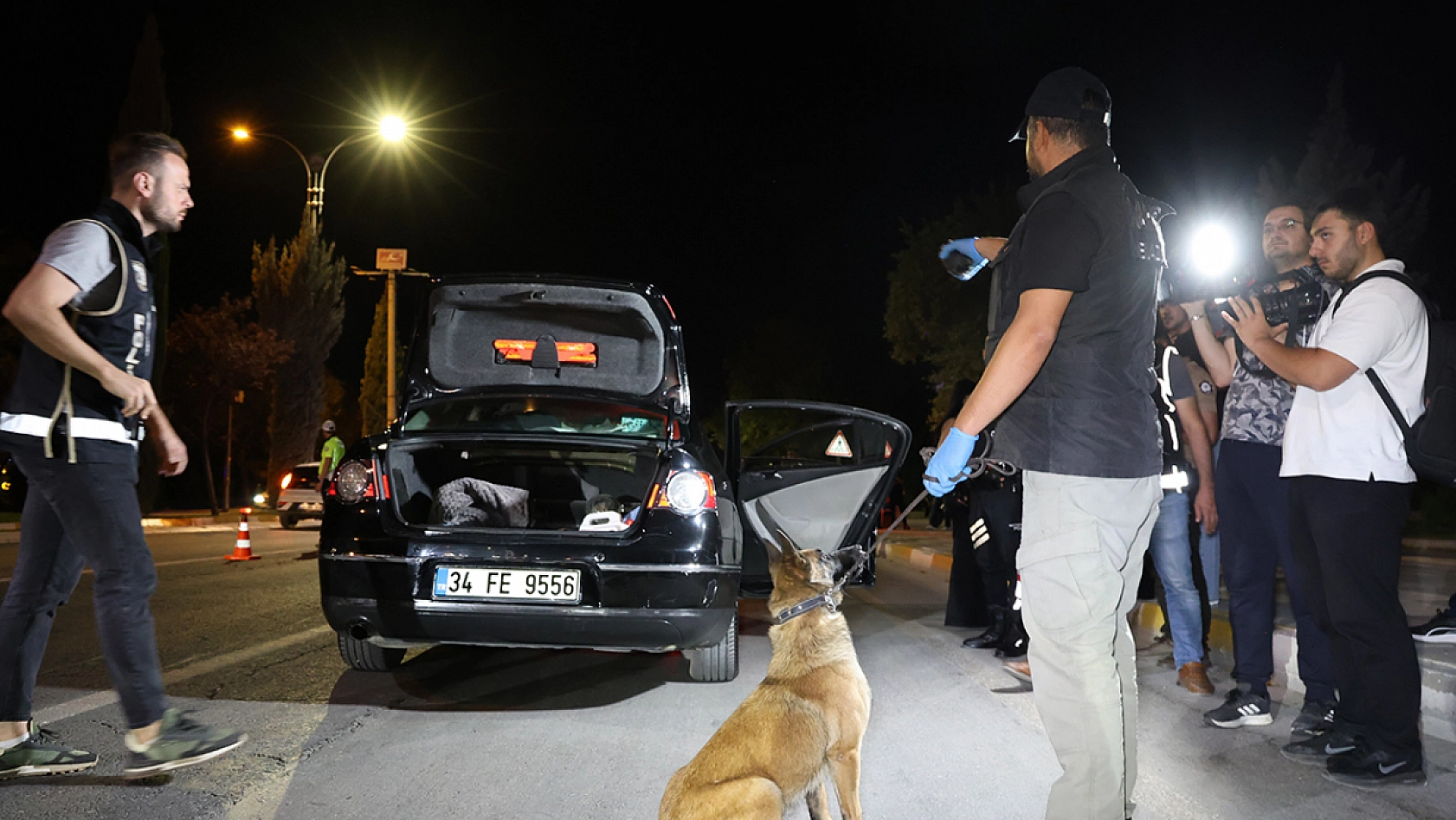 Elazığ'da geniş kapsamlı asayiş uygulaması: Yüzlerce araç ve işletme denetlendi