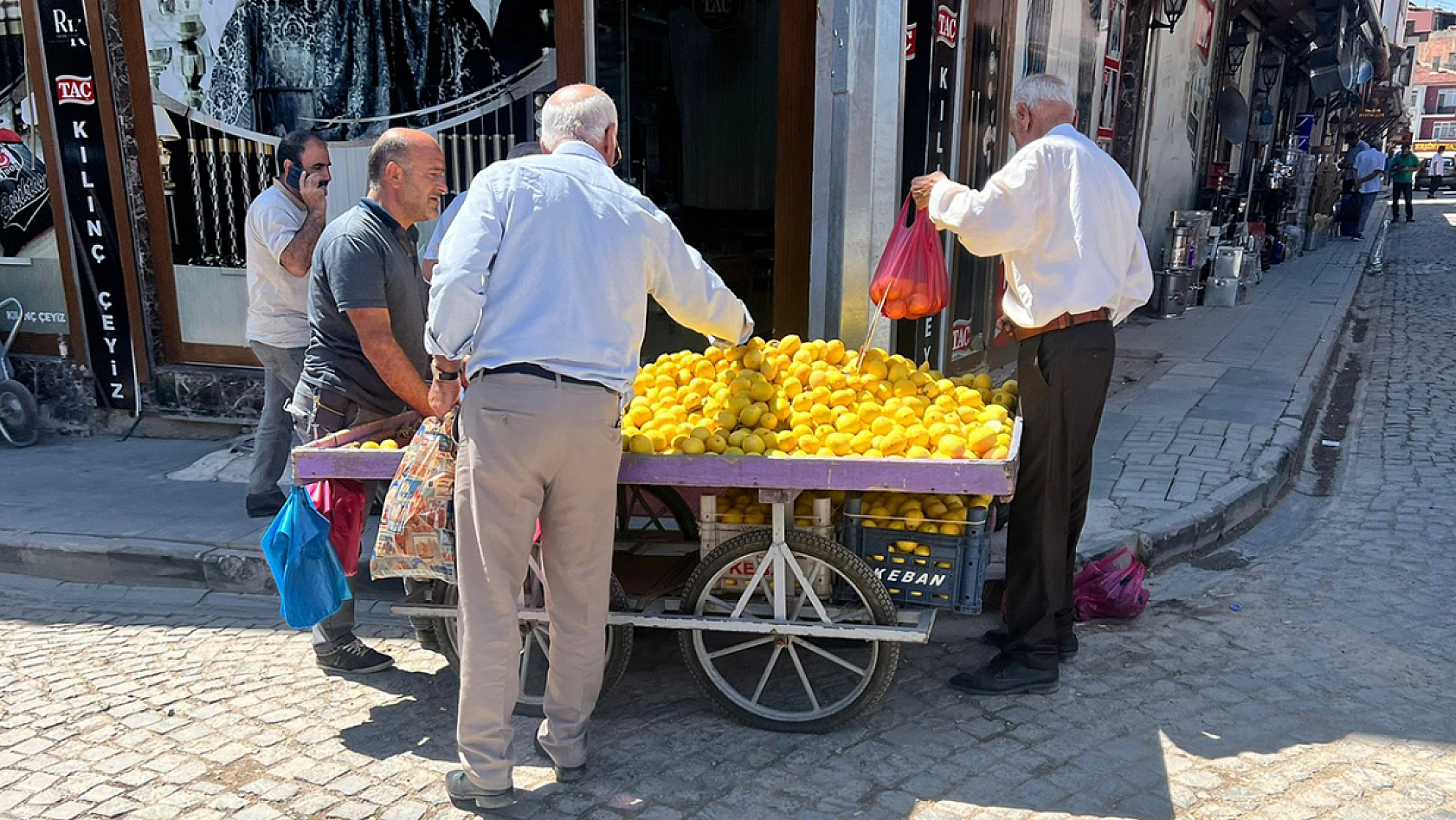 Elazığ'da kilosu 100 liradan 25 liraya düştü vatandaşlar kilo kilo aldı