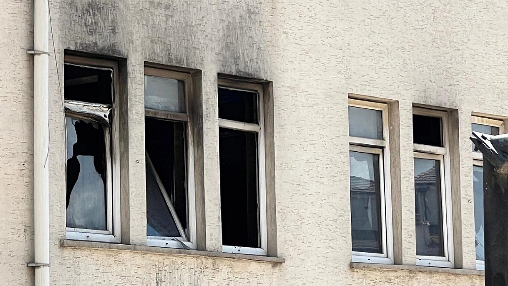 Elazığ'da yıkılmayan okul binası mahallelinin kâbusu oldu