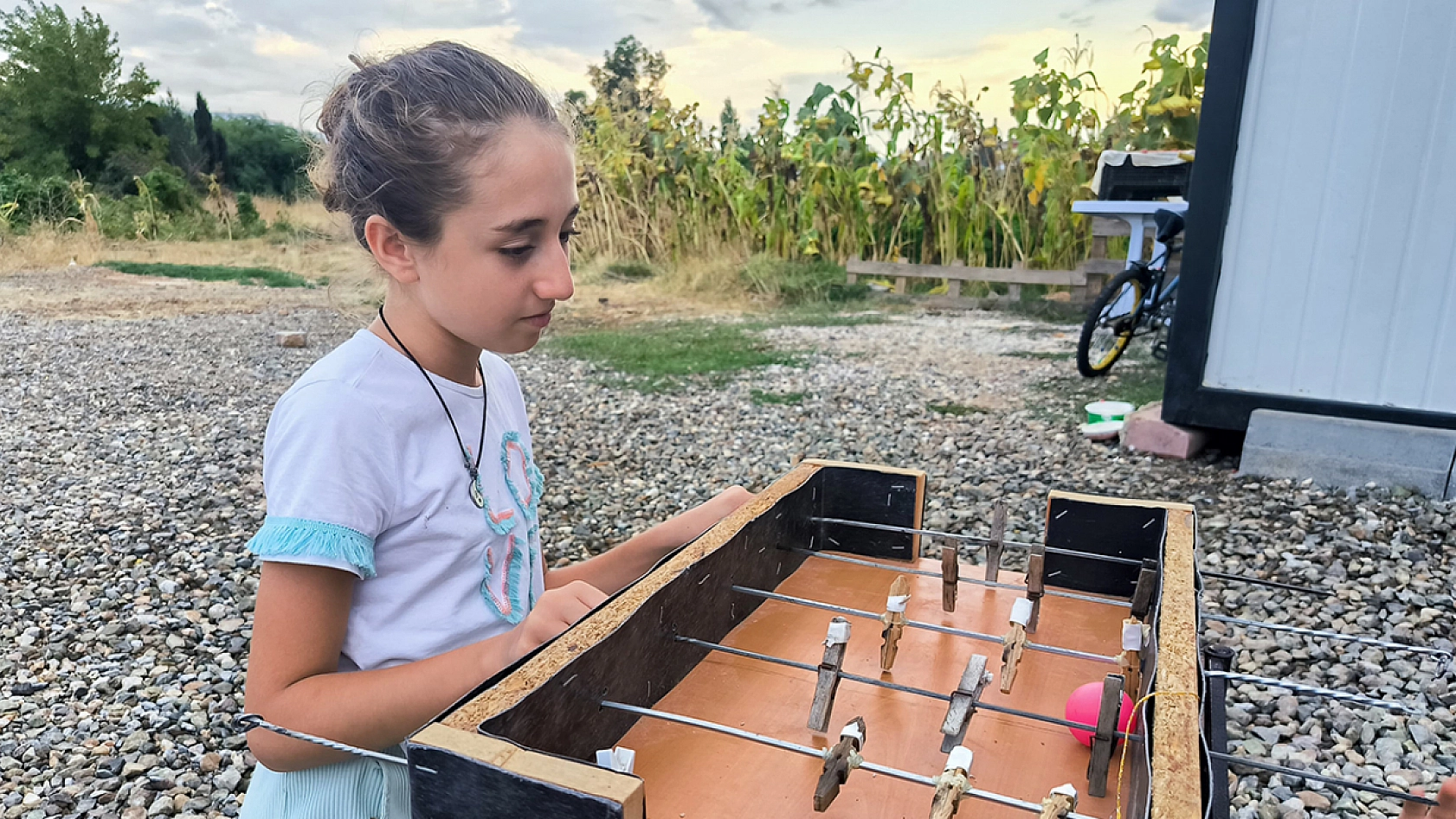 Konteynerdeki çocukların çamaşır mandalı ve şişten yaptıkları langırt en büyük eğlenceleri oldu
