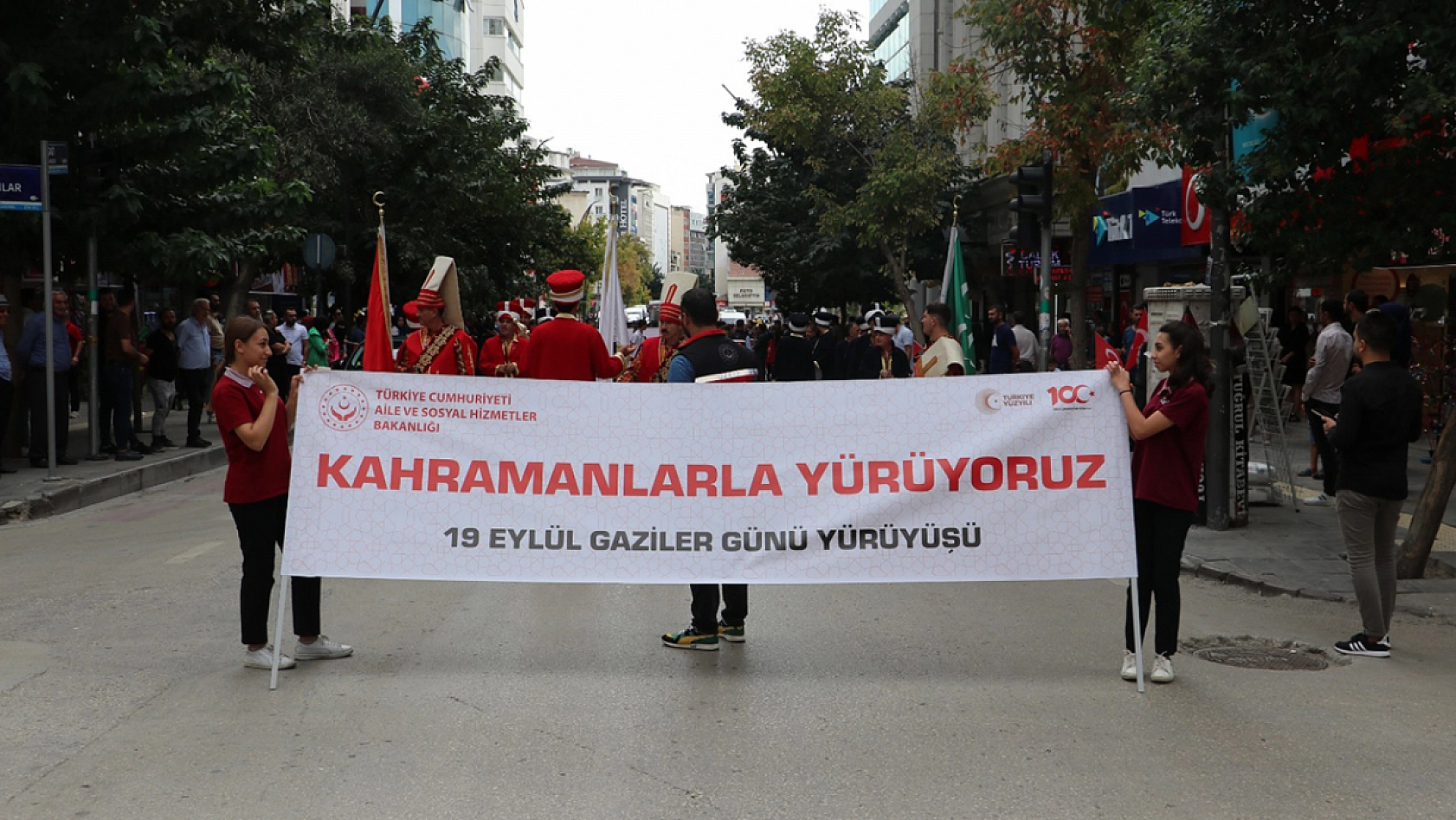 Elazığ'da gaziler günü kutlamaları kortej yürüyüşüyle başladı