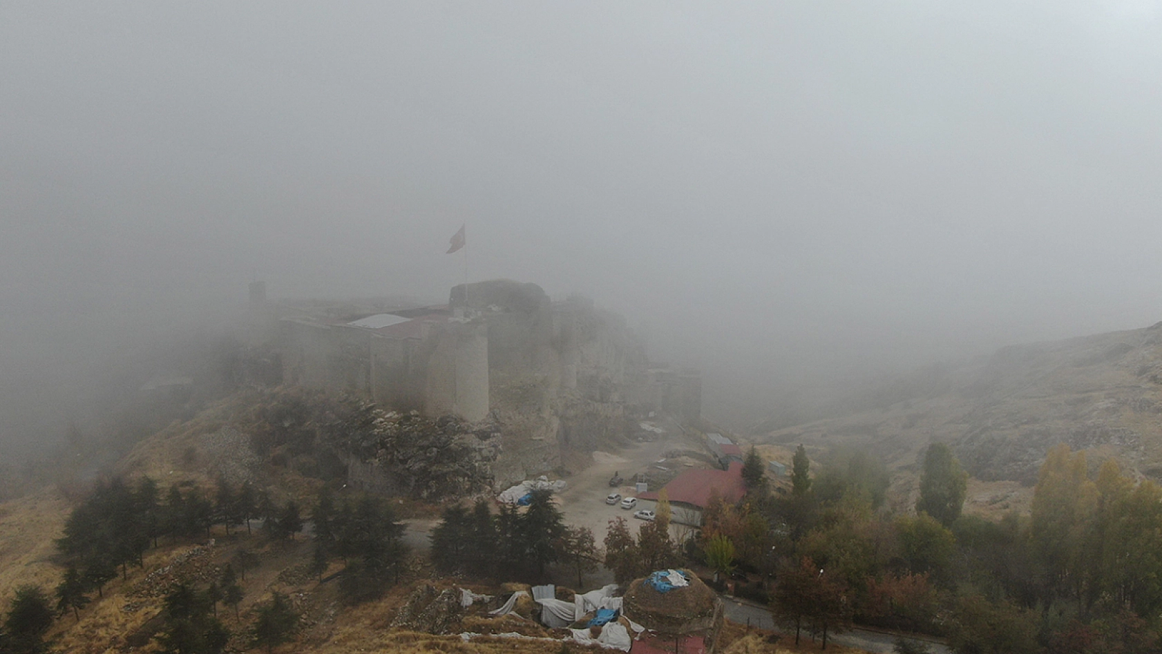 Baharı ayrı kışı ayrı güzel olan Tarihi mahallede sisten eşsiz güzelliğe