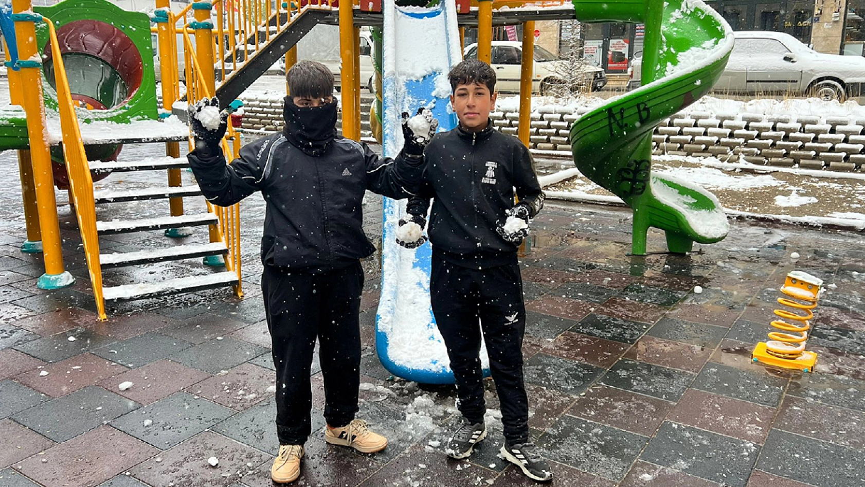 Elazığ'da kar tatiline en çok onlar sevindi