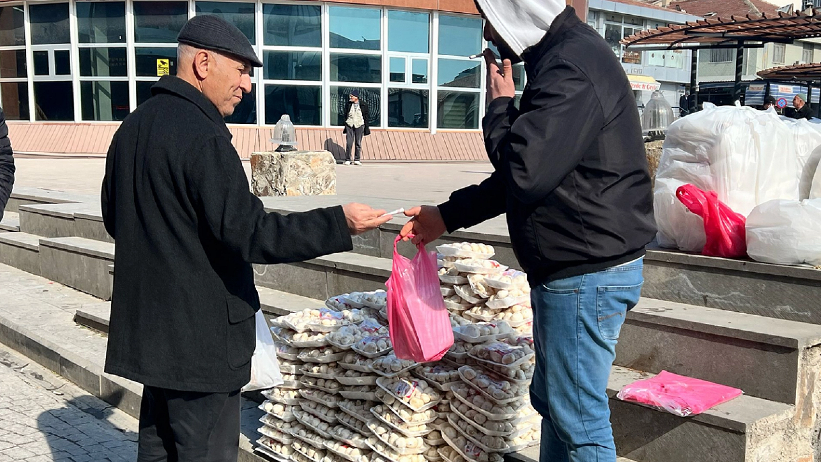 Elazığ'da 3 paketi 100 lira, yetişen alıyor!