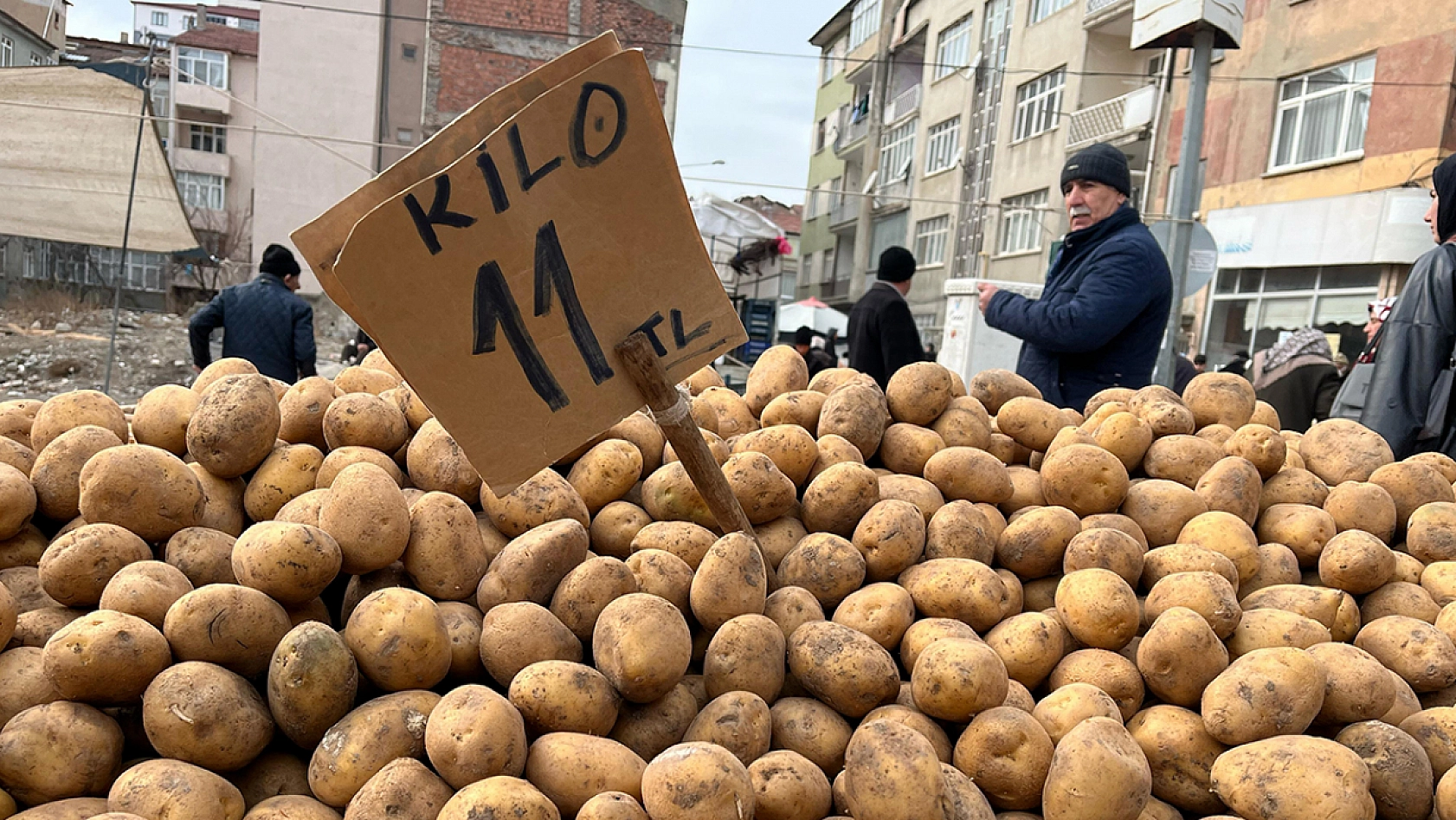 Elazığ'da son haftaların en düşük fiyatları, pazarlara bahar geldi