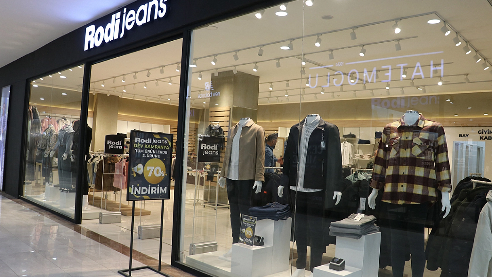 Elazığ'da bir mağaza yüzde 70 indirim yaptı duyanlar oraya koştu