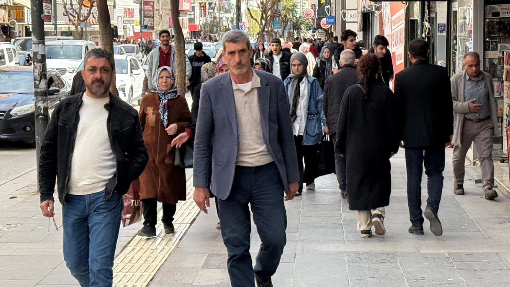 Elazığ'da sokaklar ve caddeler doldu taştı!