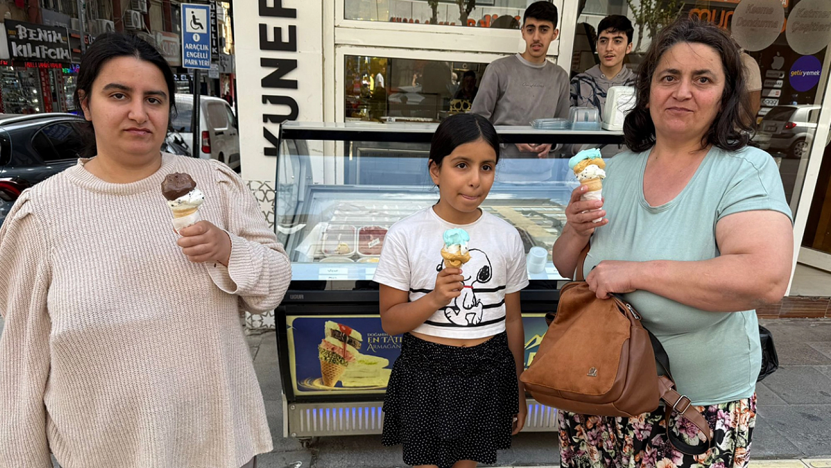 Havalar ısındı sevenleri oraya koştu