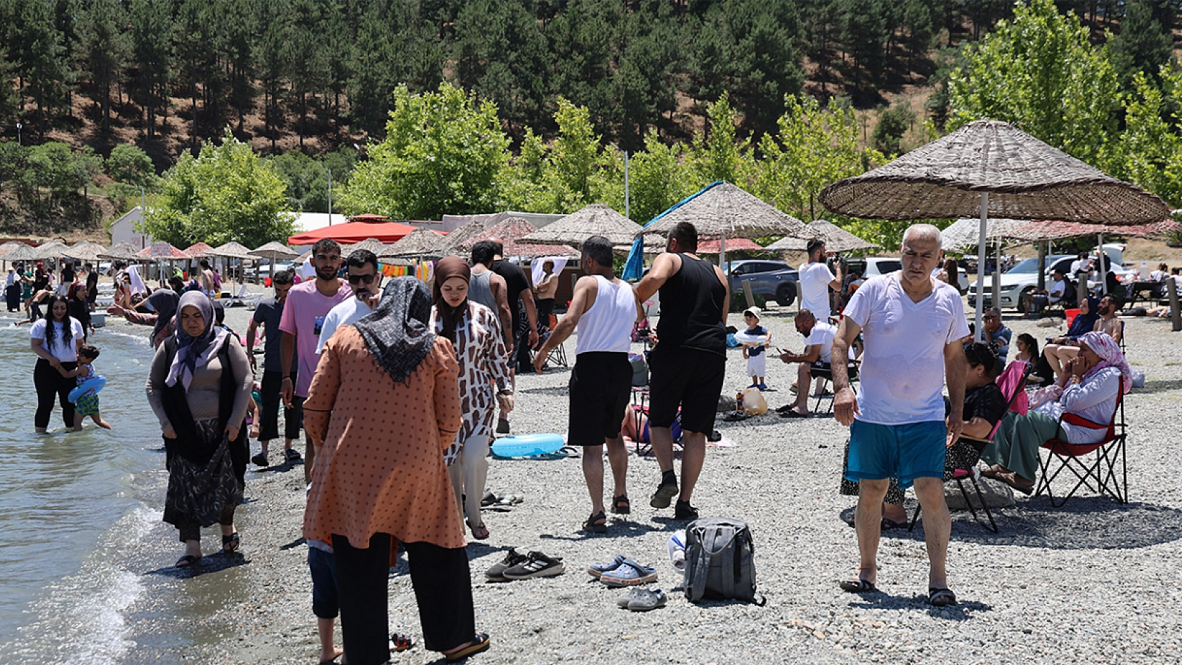 Ege kadar güzel, daha yakın: Hazar Gölü tatilcilerin uğrak noktası oldu