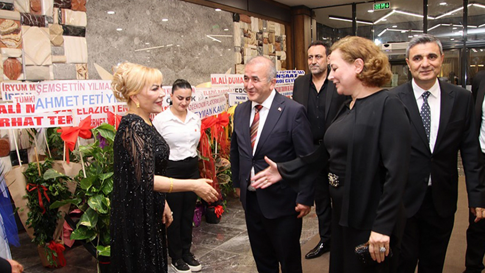 Elazığ'da tarihi düğün: Çayda Çıra gösterisiyle taçlanan geceye 3 bin davetli katıldı