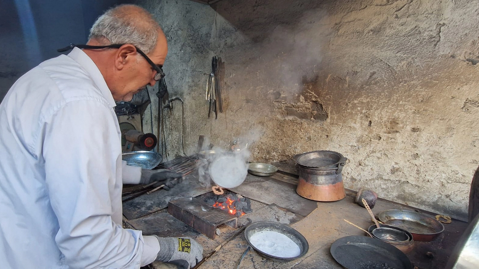 Elazığ'da tarihin tozlu sayfalarında yerini almaya yüz tutmuş işte o meslek