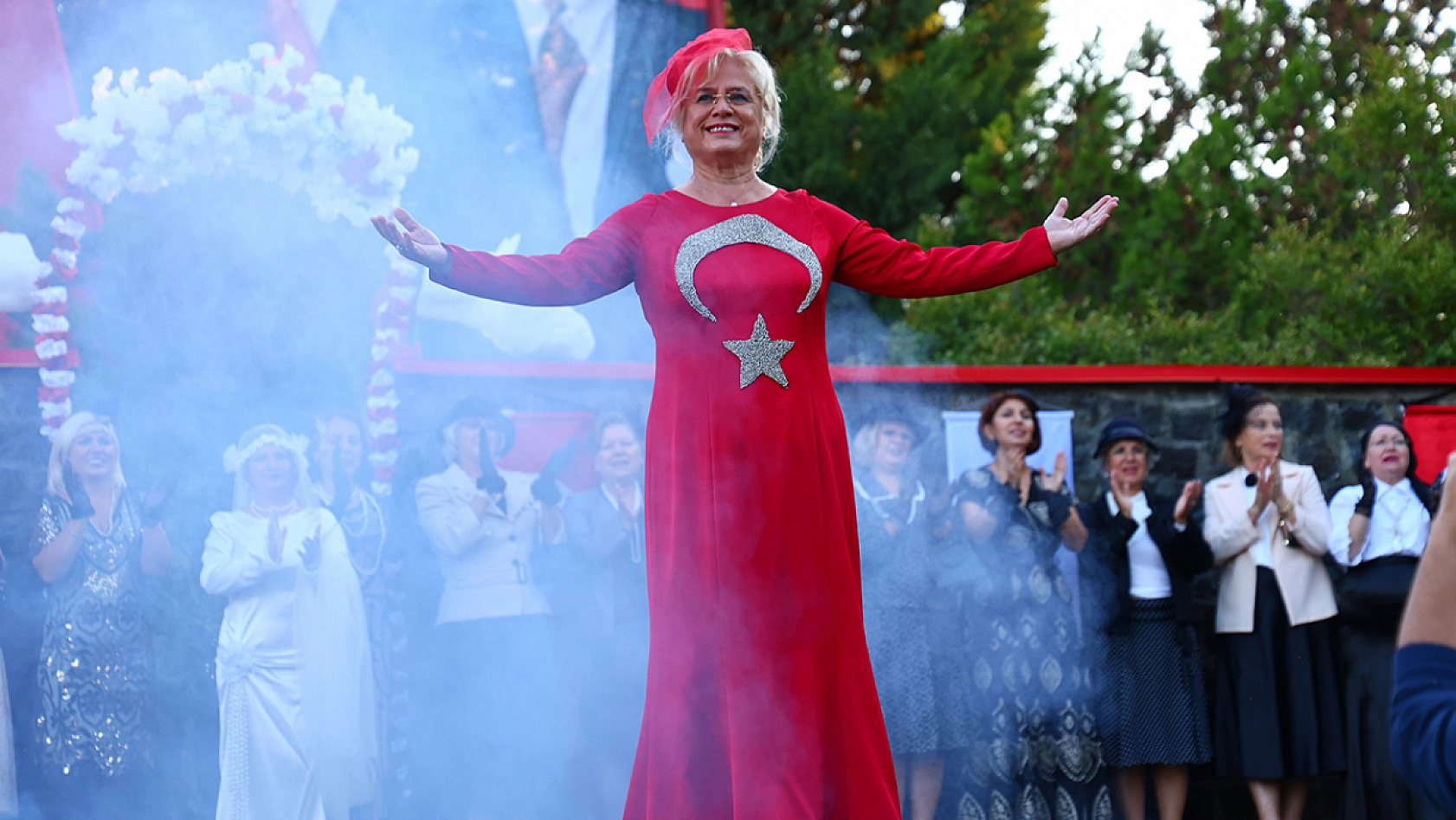 Elazığ'da 29 Ekim etkinliğinde kadınların zarafeti defileyle taçlandı