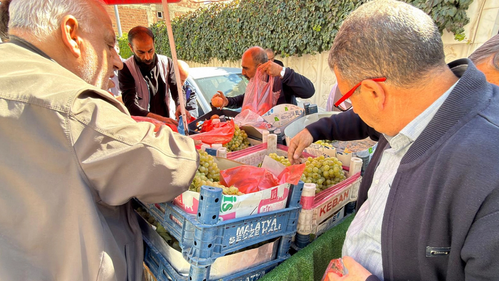 Elazığ'da fiyatı düştü vatandaşlar tezgaha akın etti