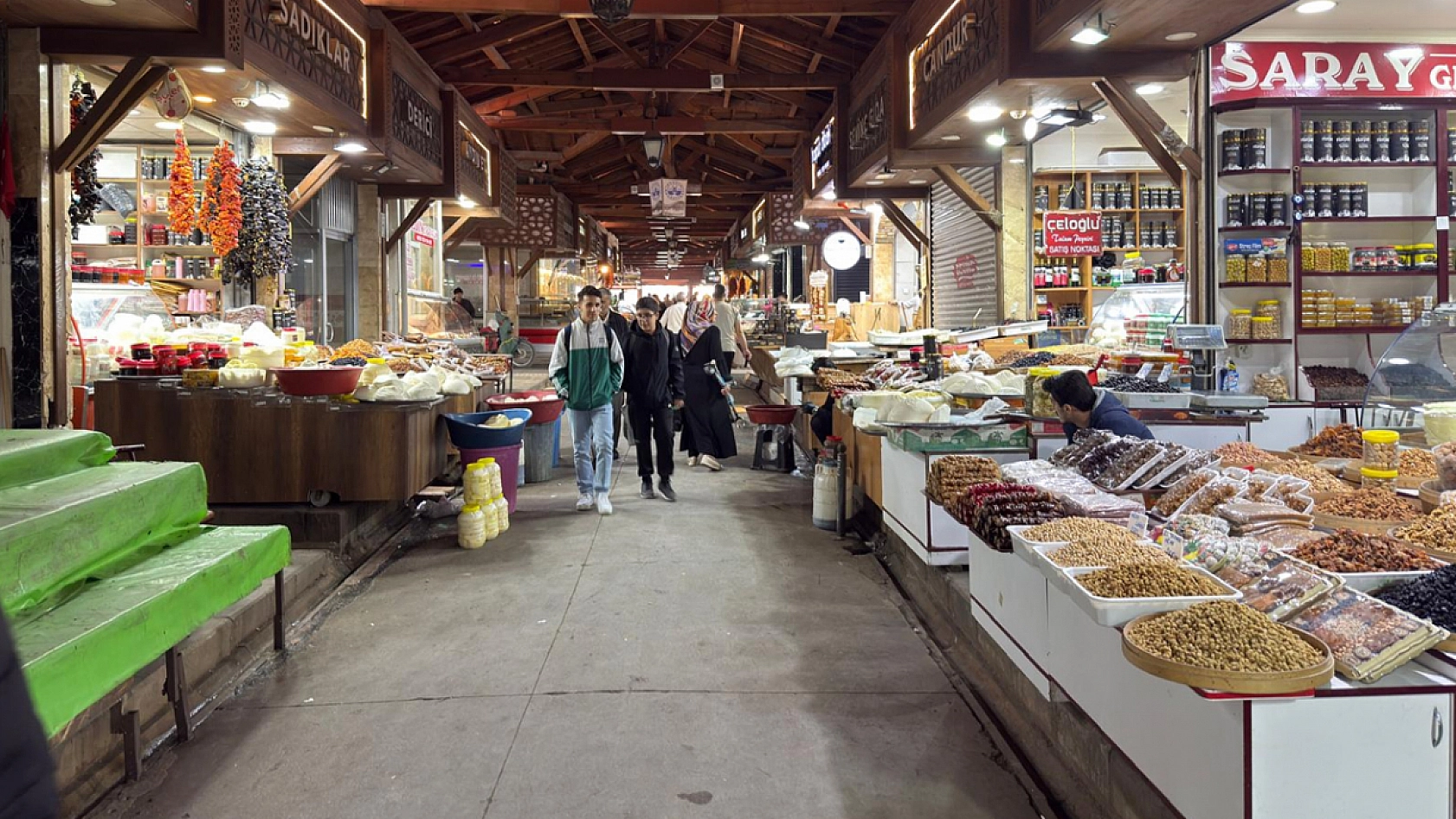 Elazığ Kapalı Çarşı'da Harput musikisi eşliğinde alışveriş keyfi
