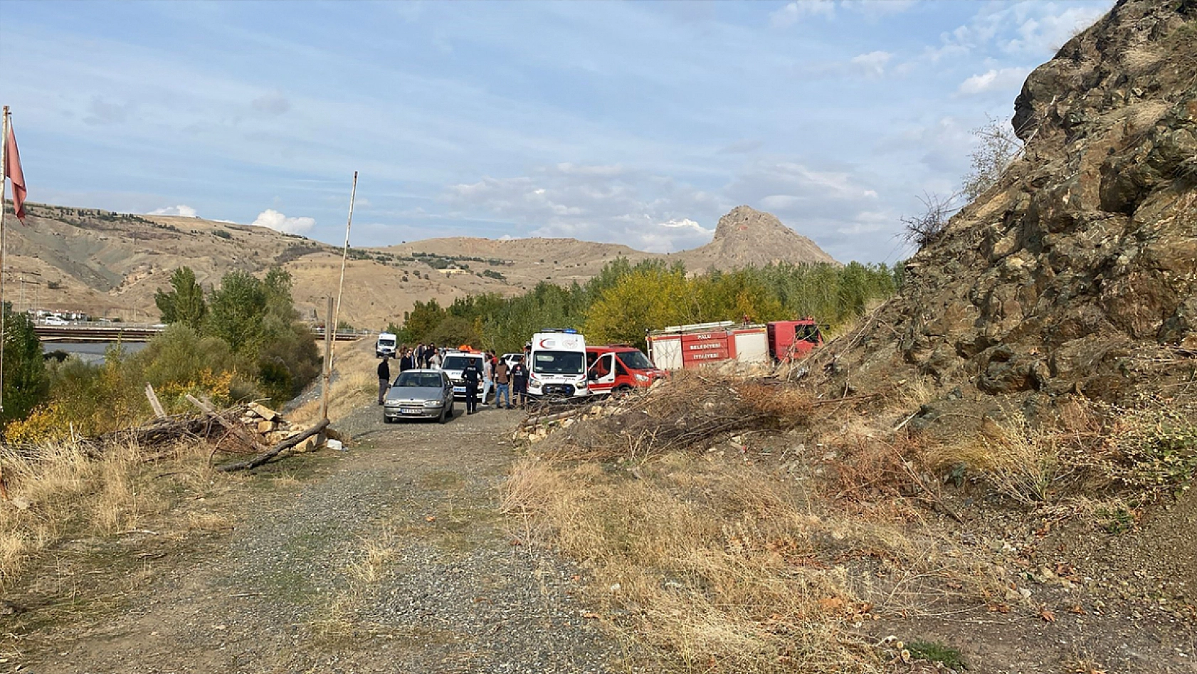Elazığ'da baraj kapakları açıldı, aile Murat Nehri'nde mahsur kaldı