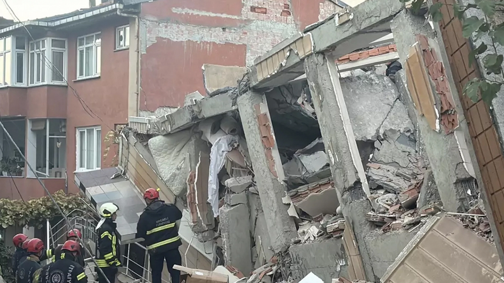 Gebze'de deprem: 1 bina çöktü 5 kişi aranıyor