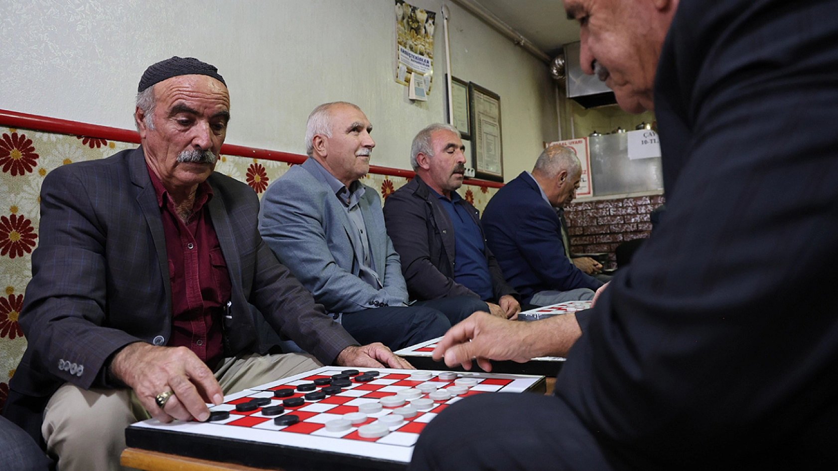 Elazığ'da 65 yaş üstü vatandaşların dama geleneği sürdürülüyor
