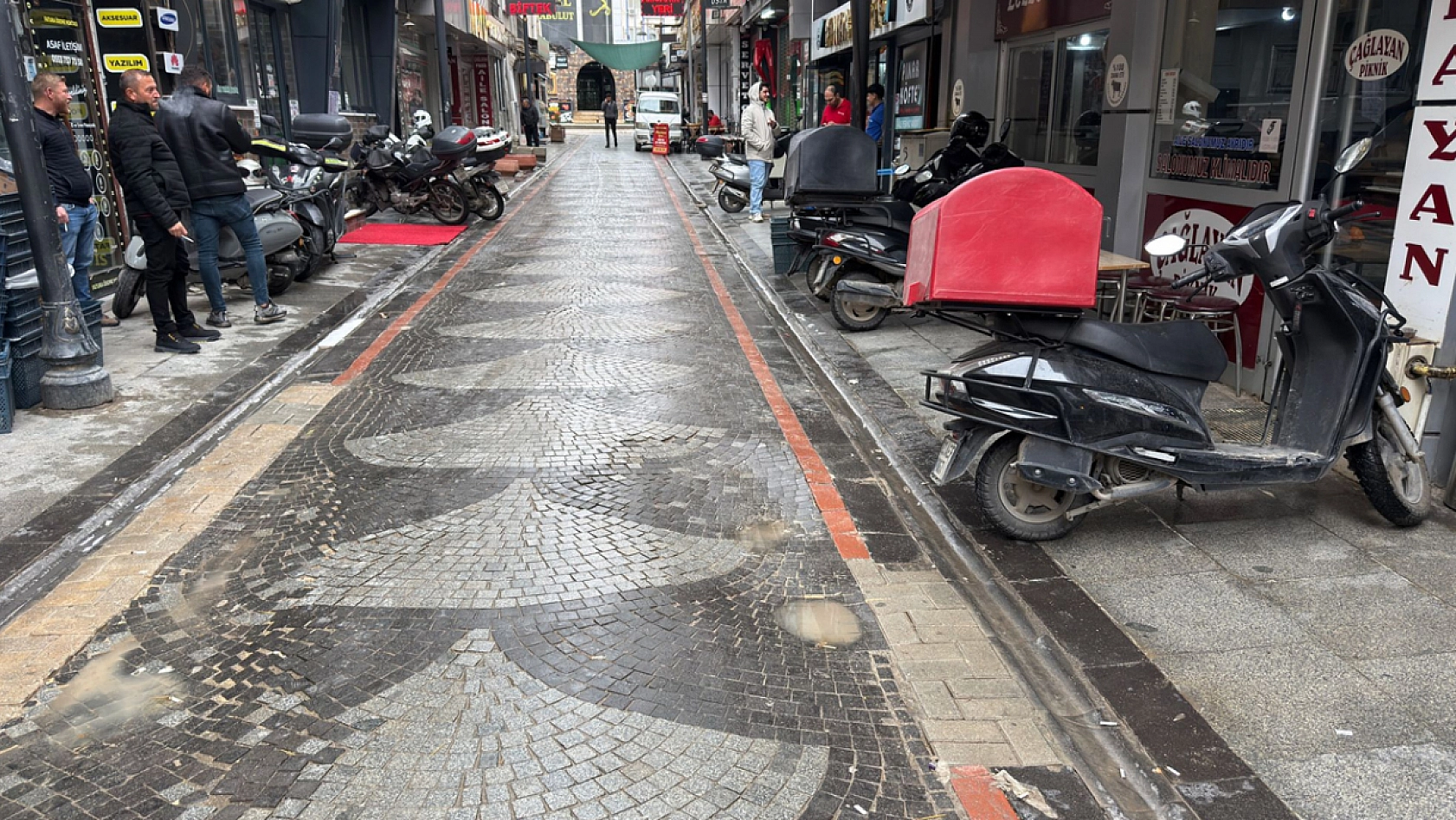 Elazığ'da onlar çalışırken soğuk vuruyor, rüzgar savuruyor!