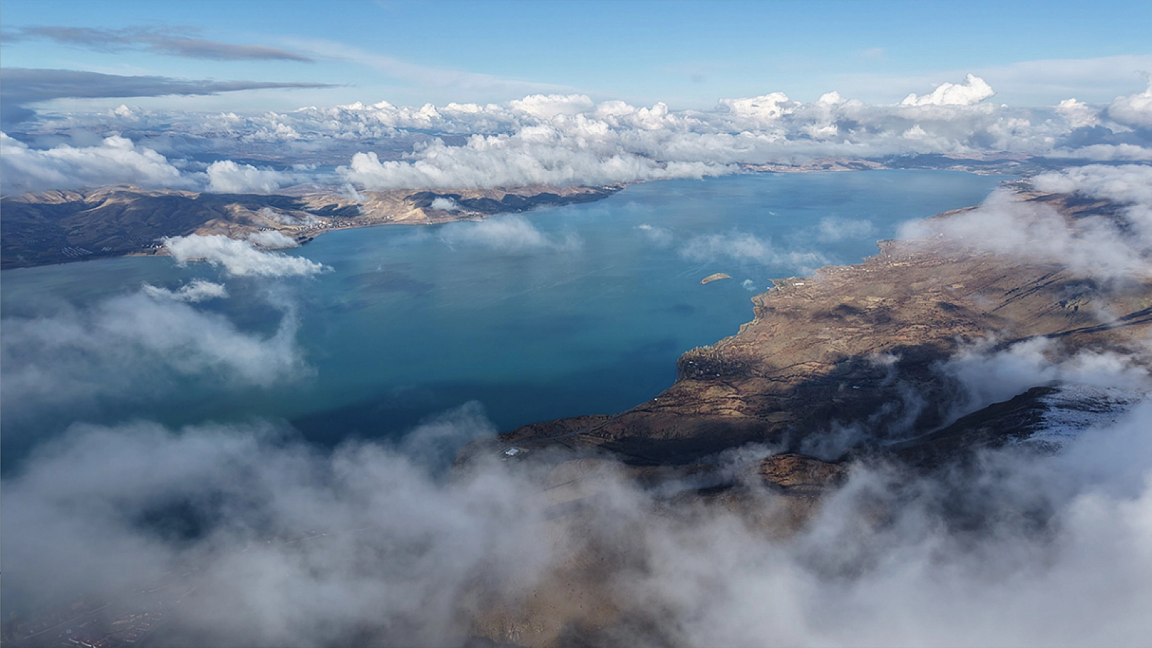 Kar, bulut ve göl bir arada: Elazığ'da Hazarbaba manzarası nefes kesti