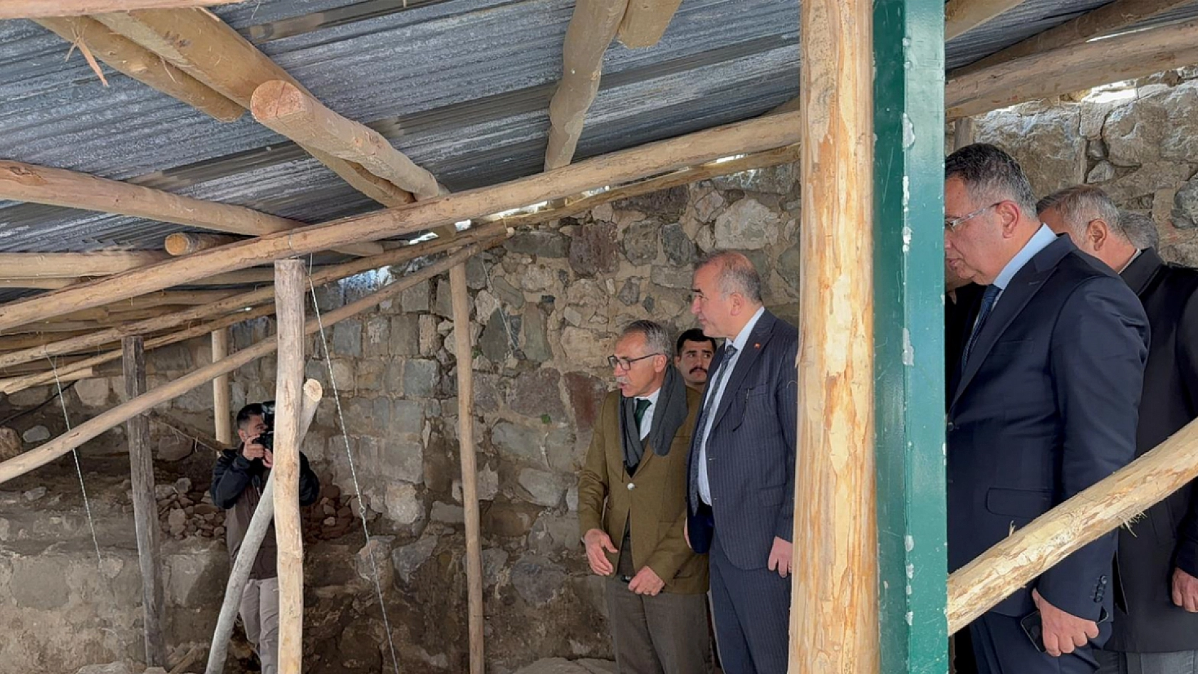 Vali Hatipoğlu,  Fetih Mescidi'ndeki restorasyon çalışmalarını inceledi