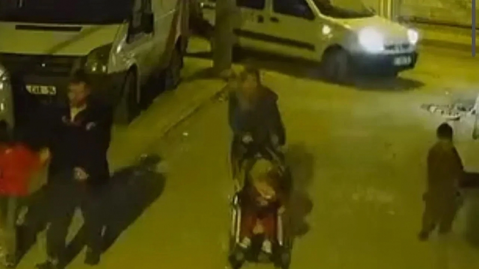 Çocuğa şiddette korkunç anlar: Arabaya çarpıp yere fırlattı
