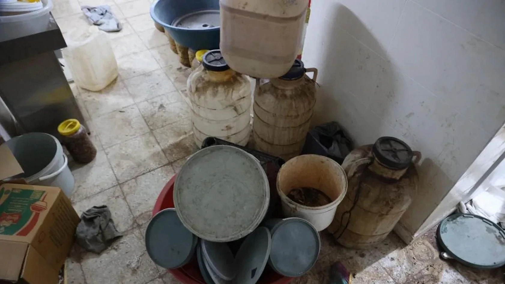 Depo değil çöplük gibi: Yetkililer devreye girdi