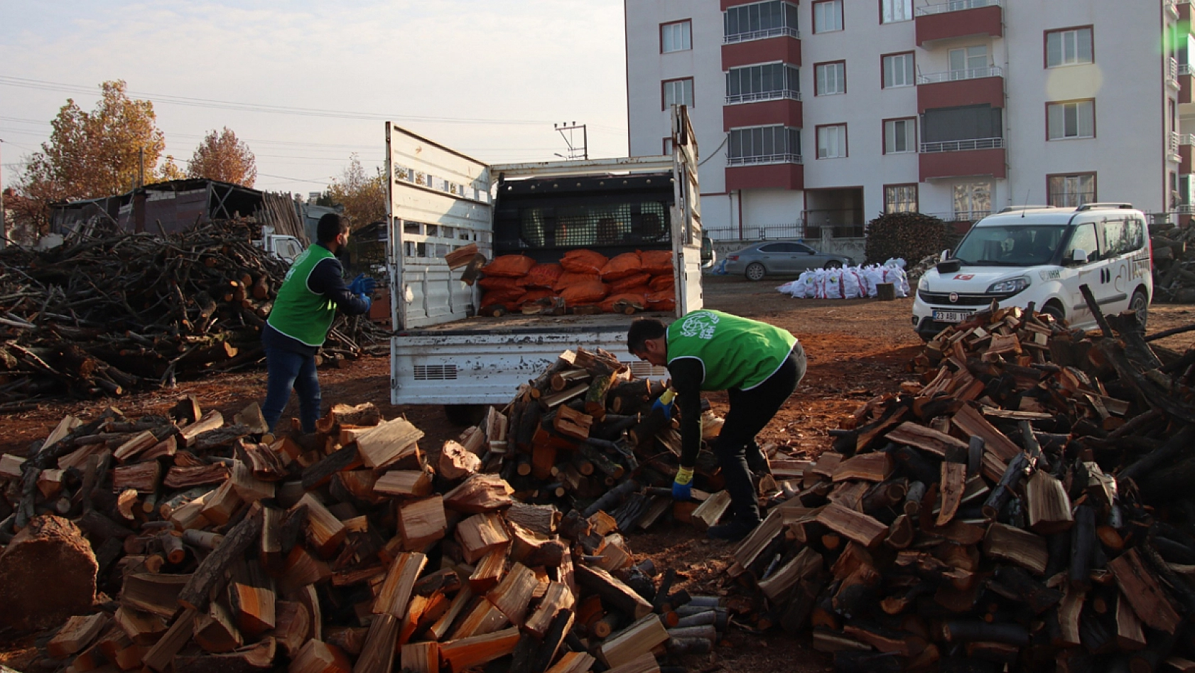 Elazığ İHH'dan 300 aileye yakacak yardımı