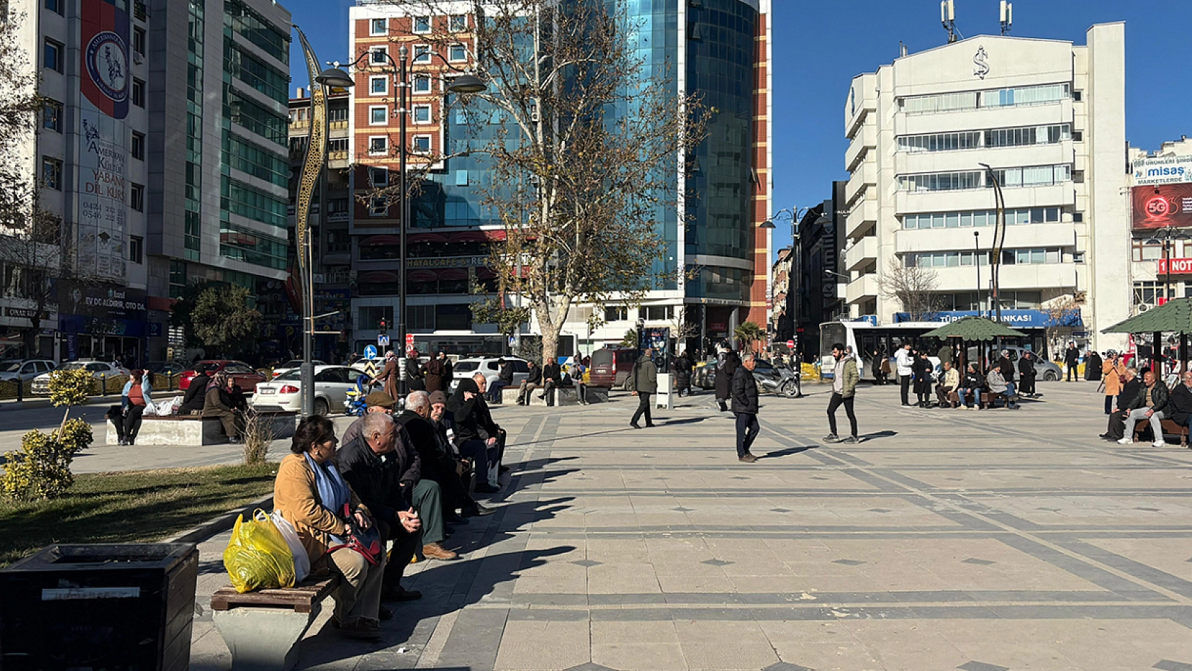 Elazığ'da güneş yüzünü gösterdi, meydanlar dolup taştı