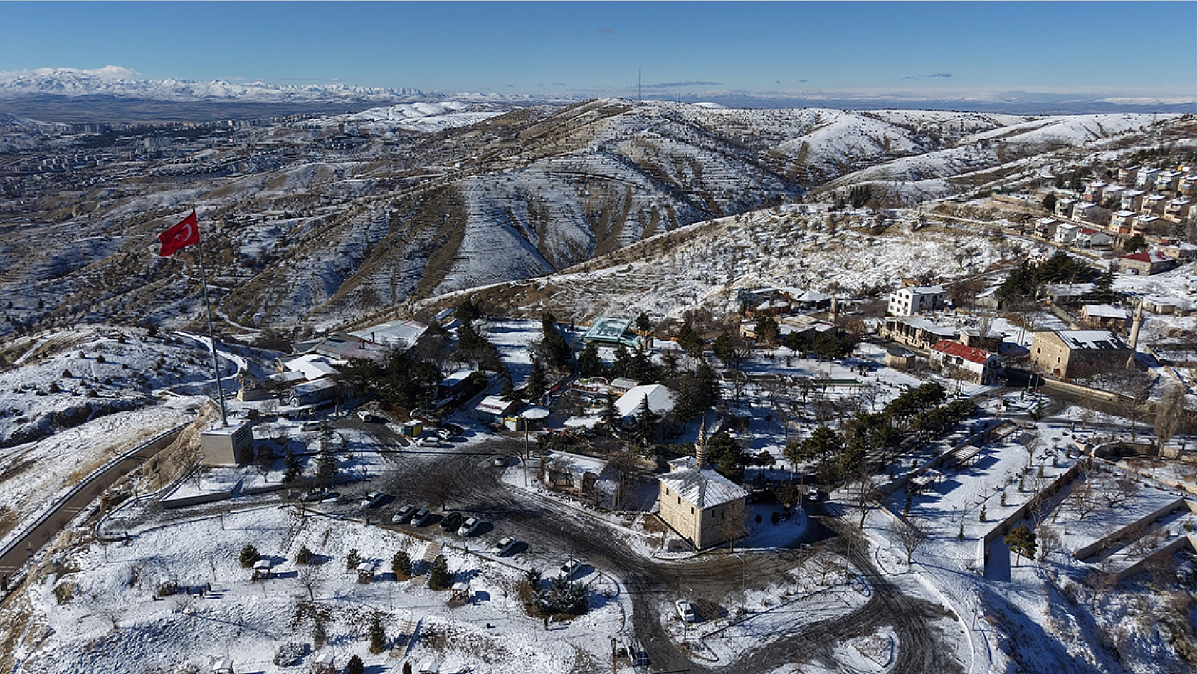 Beyaz gelinliğini giyen Harput havadan görüntülendi