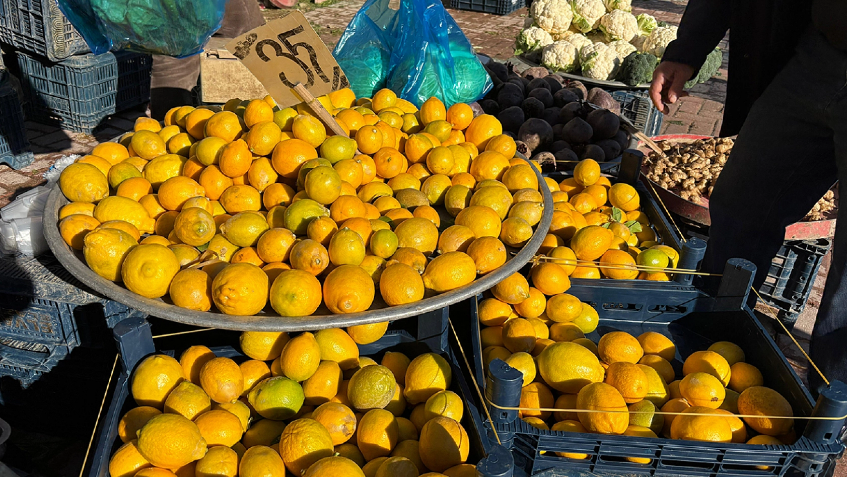 Elazığ'da Yılbaşı öncesi Salı Pazarı'nda durgunluk