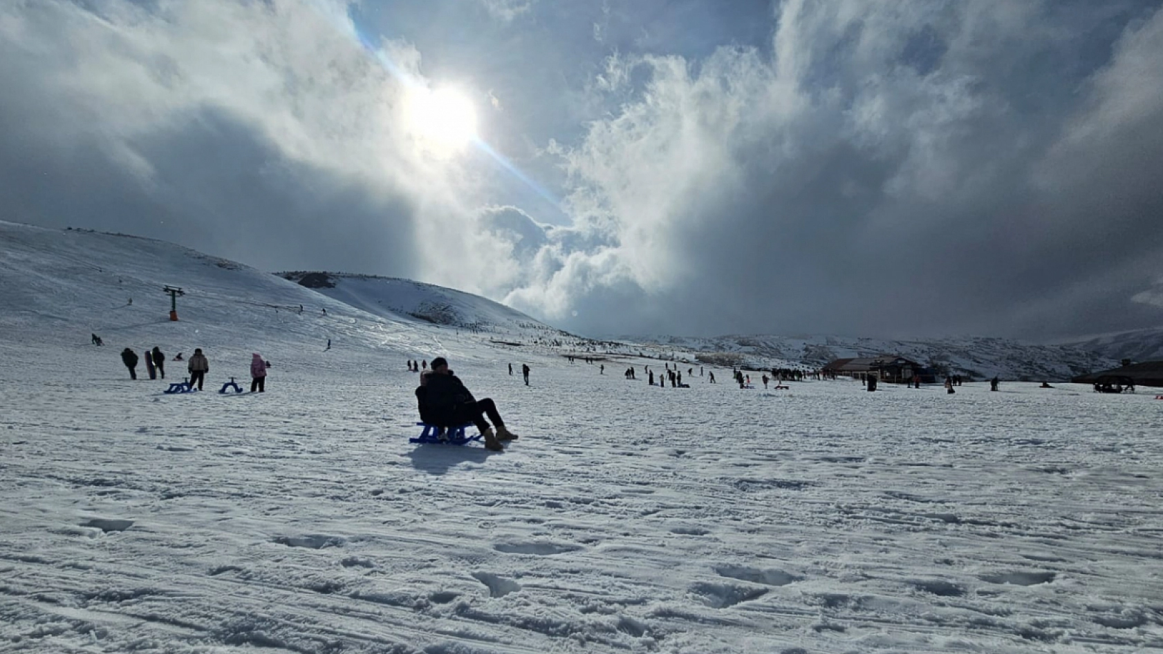 Rüzgara rağmen ilgi azalmadı: Elazığlılar Hazar Baba'ya akın etti