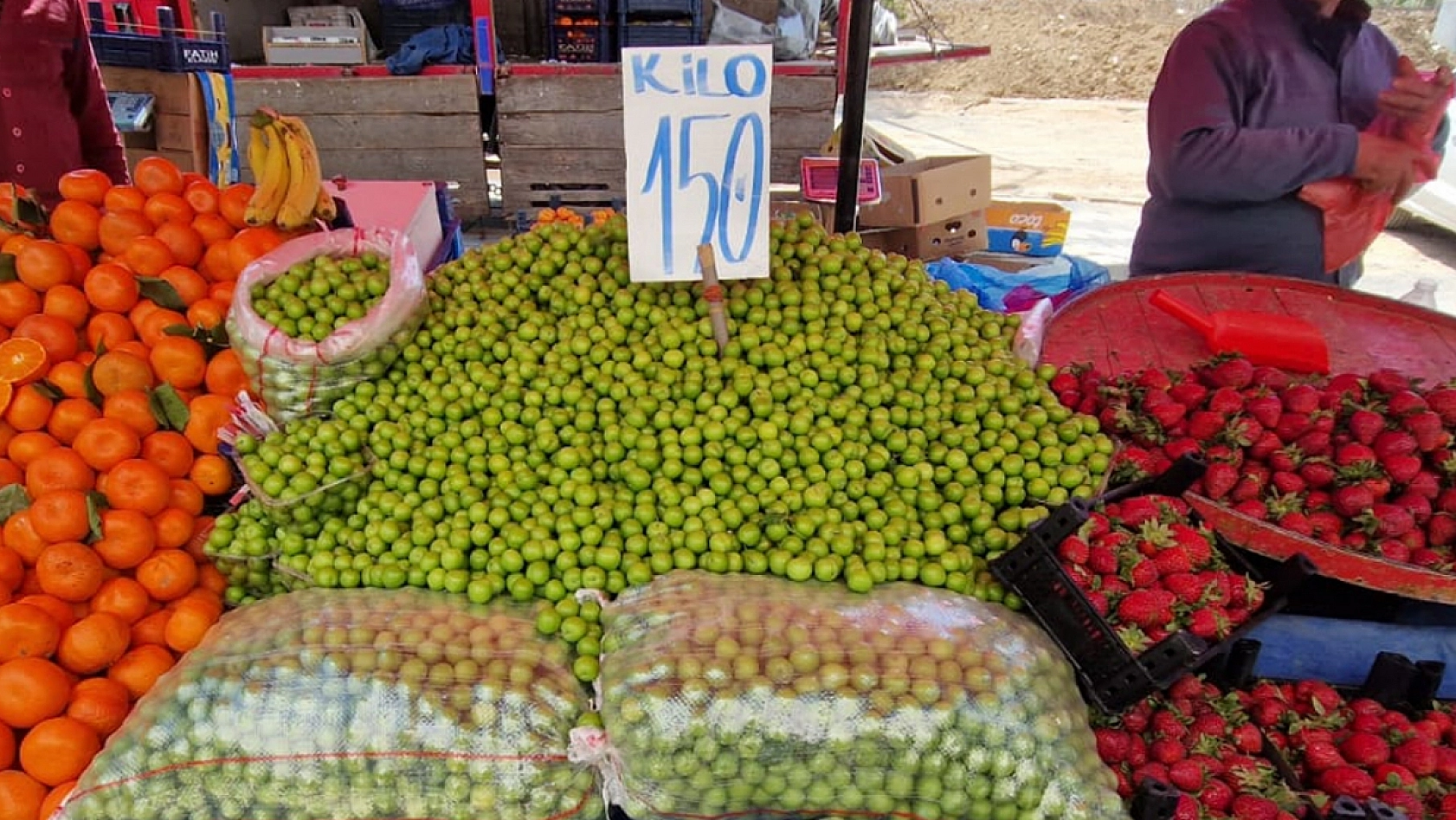 Elazığ'daki tezgahların gözdesi yaz meyveleri